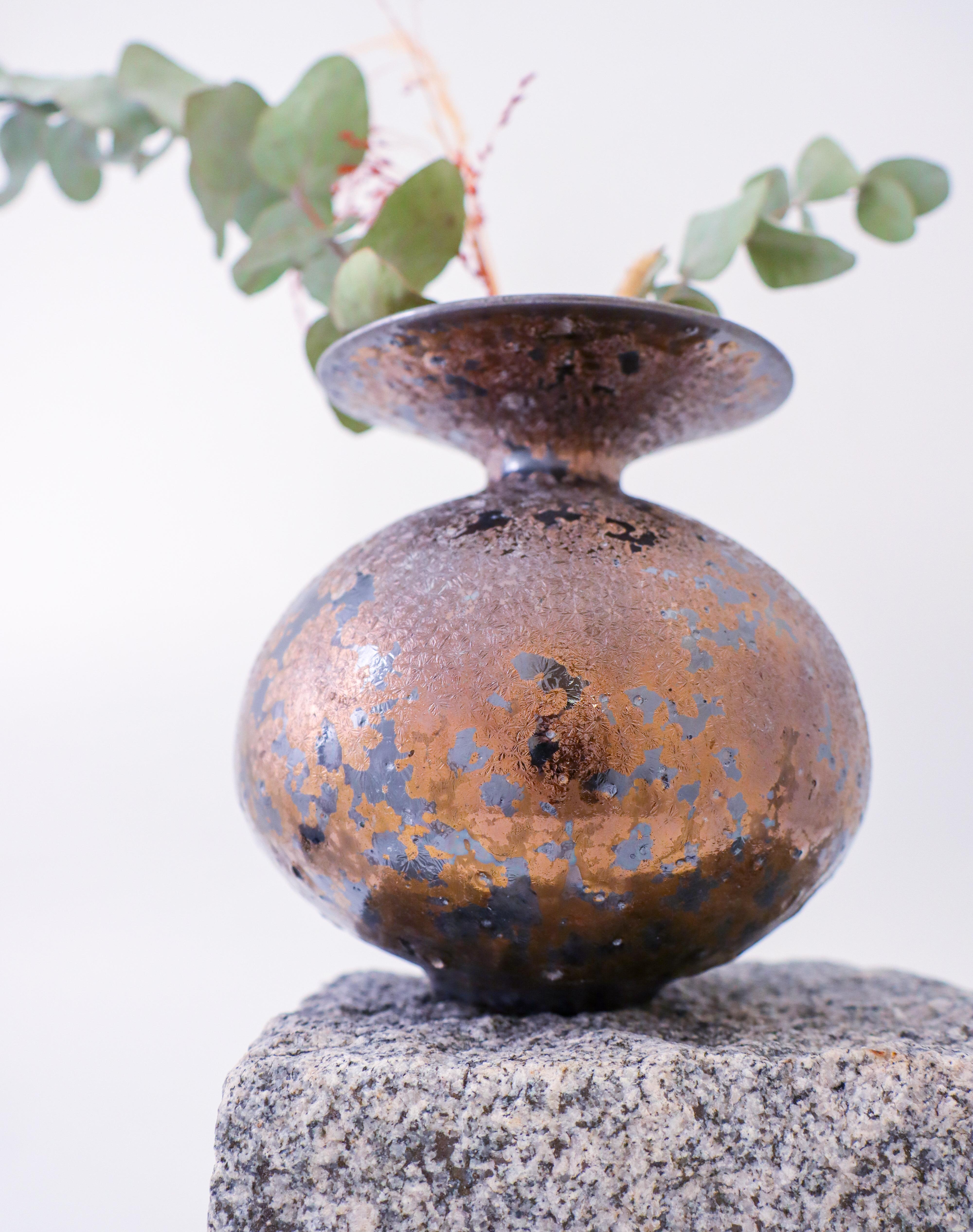 Isak Isaksson, glänzende braune / goldene Vase, zeitgenössischer schwedischer Keramiker (21. Jahrhundert und zeitgenössisch) im Angebot