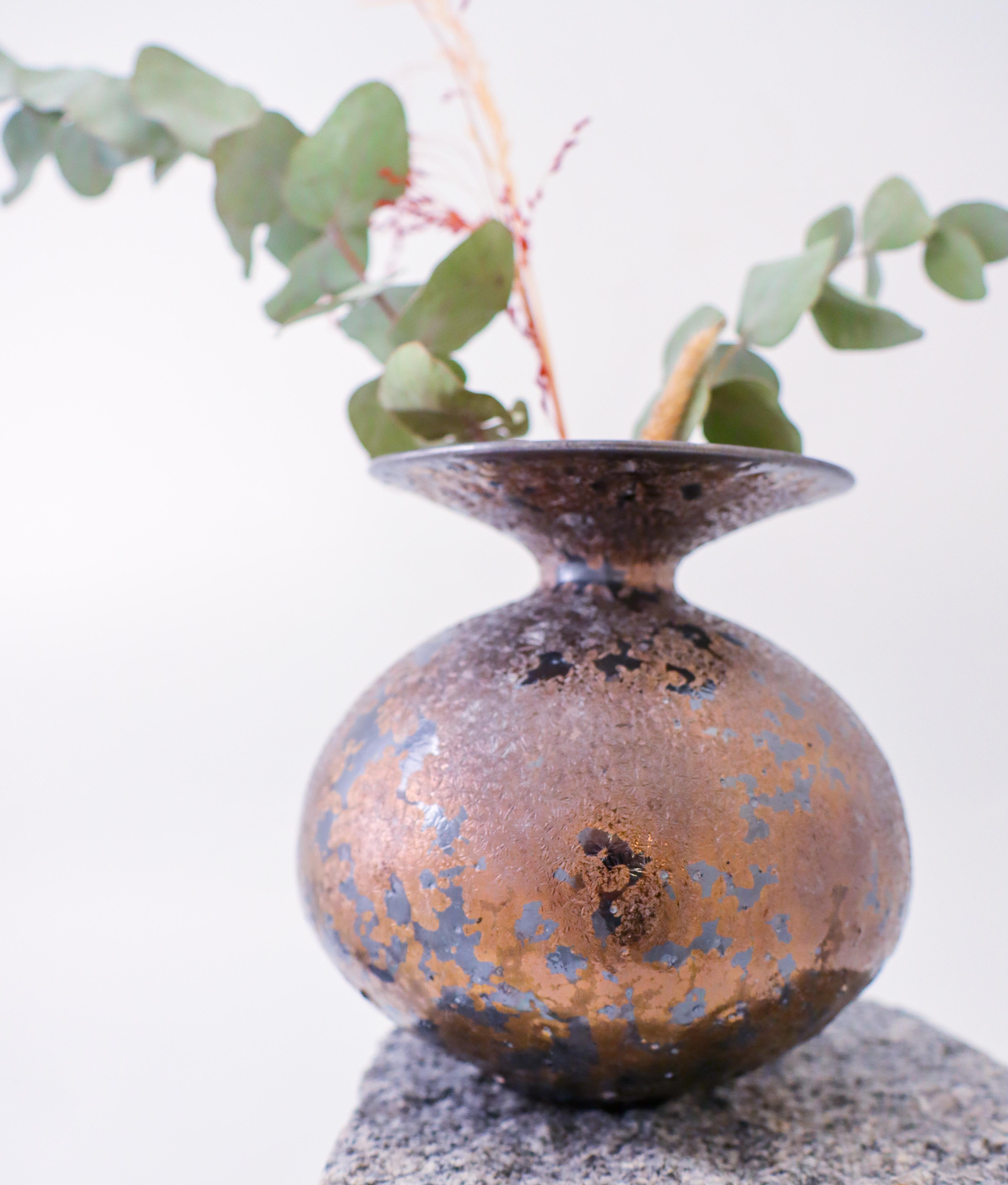 Isak Isaksson, glänzende braune / goldene Vase, zeitgenössischer schwedischer Keramiker im Angebot 1