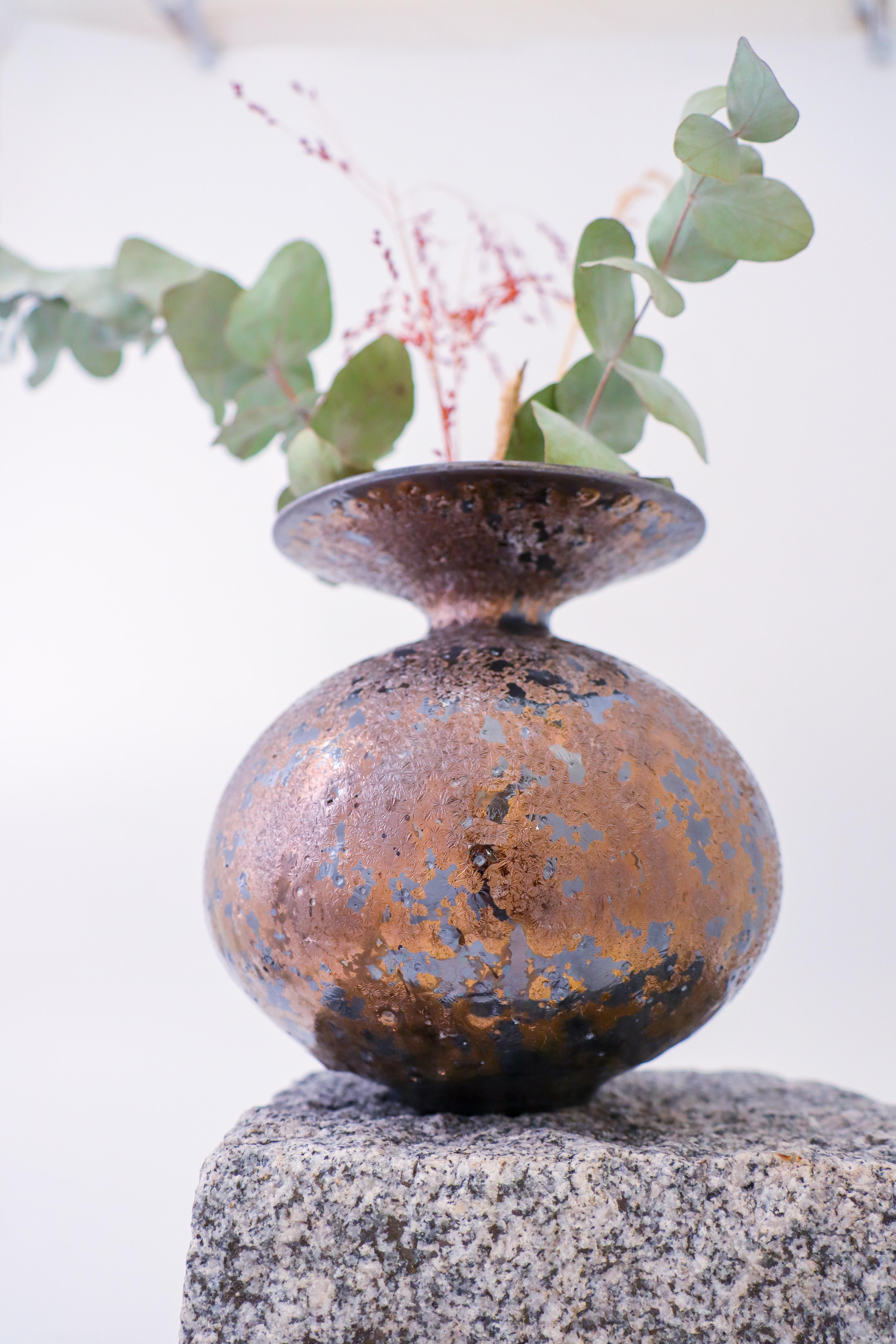 Isak Isaksson, glänzende braune / goldene Vase, zeitgenössischer schwedischer Keramiker im Angebot 2