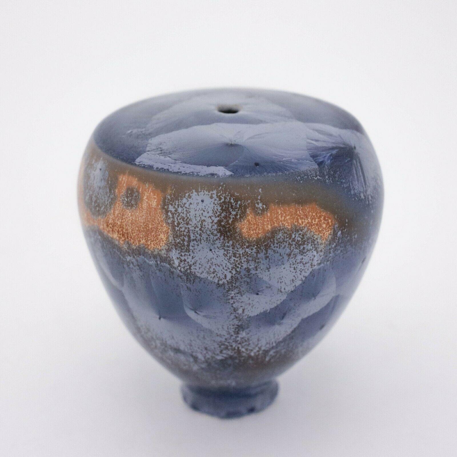 A beautiful unique vase in a silver and gold crystalline glaze designed by the contemporary Swedish artist Isak Isaksson in his own studio. The vase is 10 cm high and in mint condition.

Isak Isaksson was born in 1949 and is one of Sweden´s