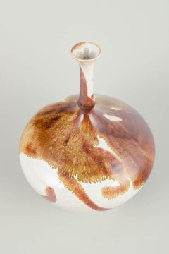 Isak Isaksson. Vaso in gres con collo alto e sottile e smalto fluente.