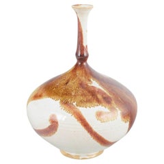Isak Isaksson. Vaso in gres con collo alto e sottile e smalto fluente.