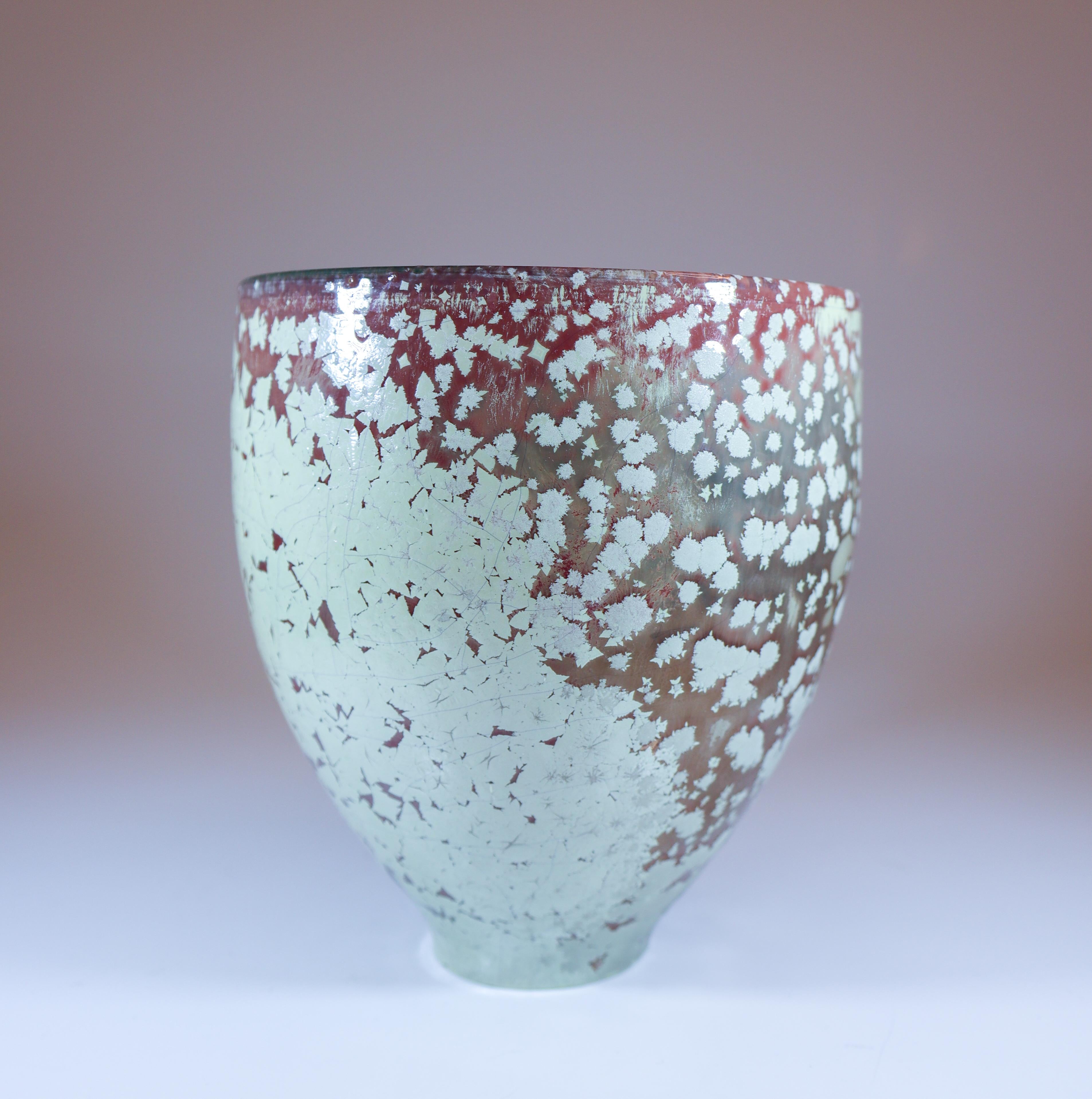 Isak Isaksson Stunnig Copo de nieve Esmalte cristalino Artista contemporáneo Cerámico en venta