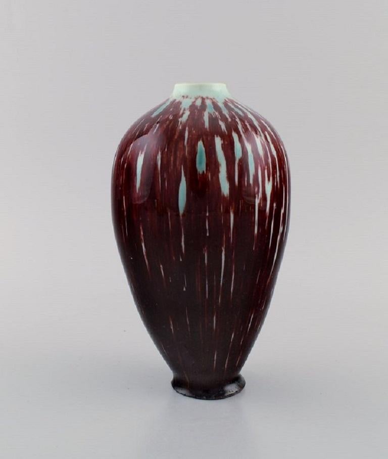 Isak Isaksson, Swedish ceramicist. 
Unique vase in glazed ceramics. Beautiful glaze in turquoise and dark red shades. Late 20th century.
Measures: 21 x 12 cm.
In excellent condition.
Signed.