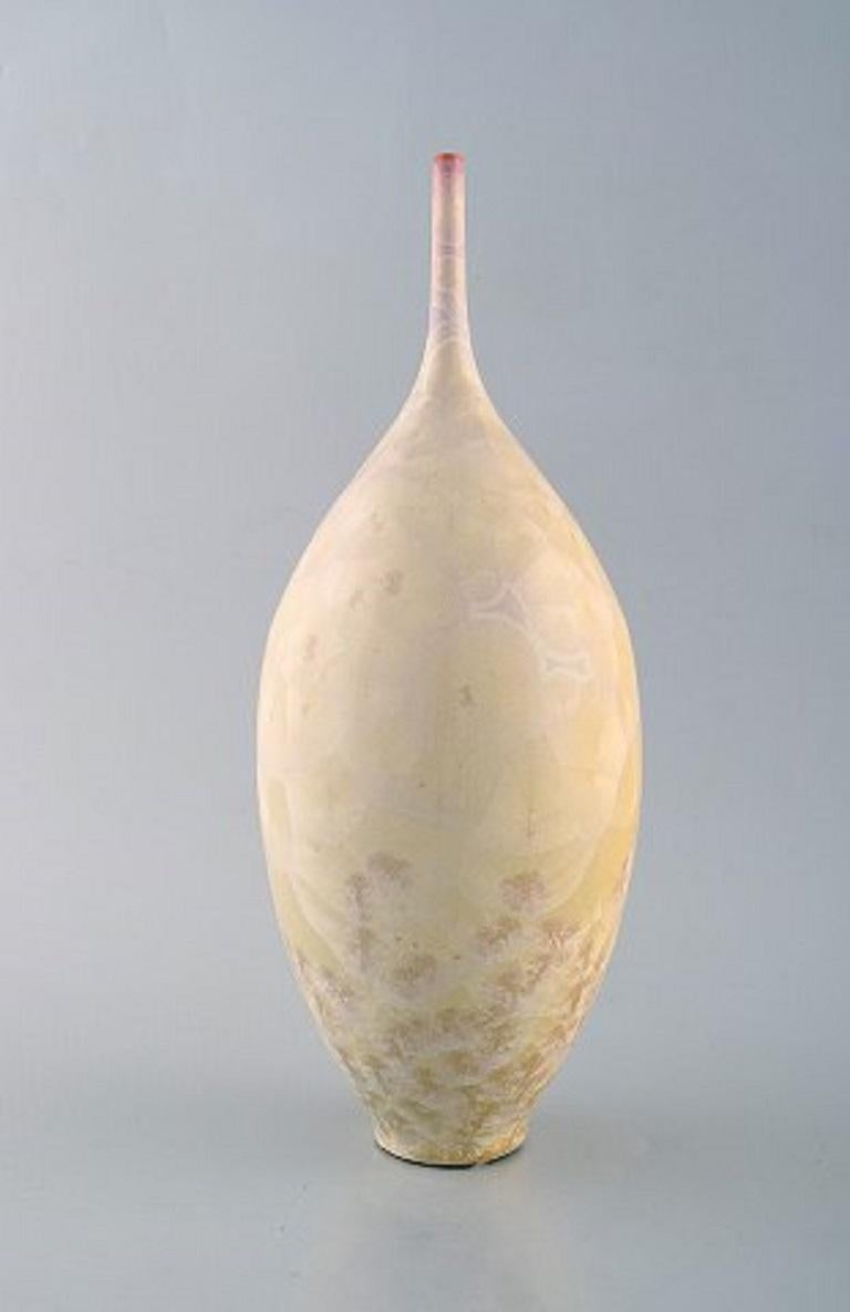 Isak Isaksson, ceramista svedese. Vaso unico a collo stretto di grandi dimensioni in ceramica smaltata. Bellissimo smalto di cristallo. In our own workshop, circa 2010. Ceramica contemporanea di alta qualità.
In ottime condizioni.
Misure: 31 x 12