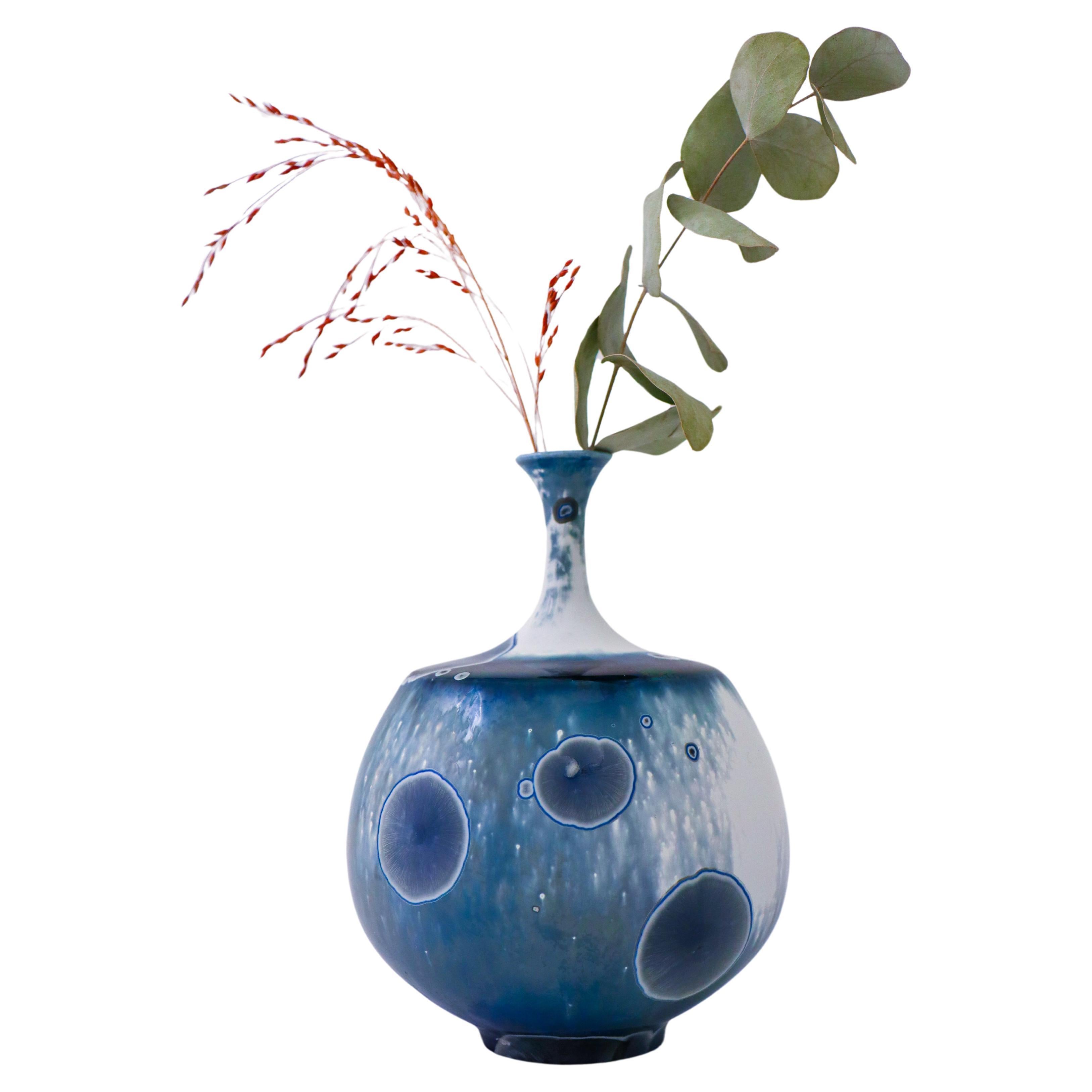 Isak Isaksson Vase en céramique blanc et bleu émail cristallin Artiste contemporain