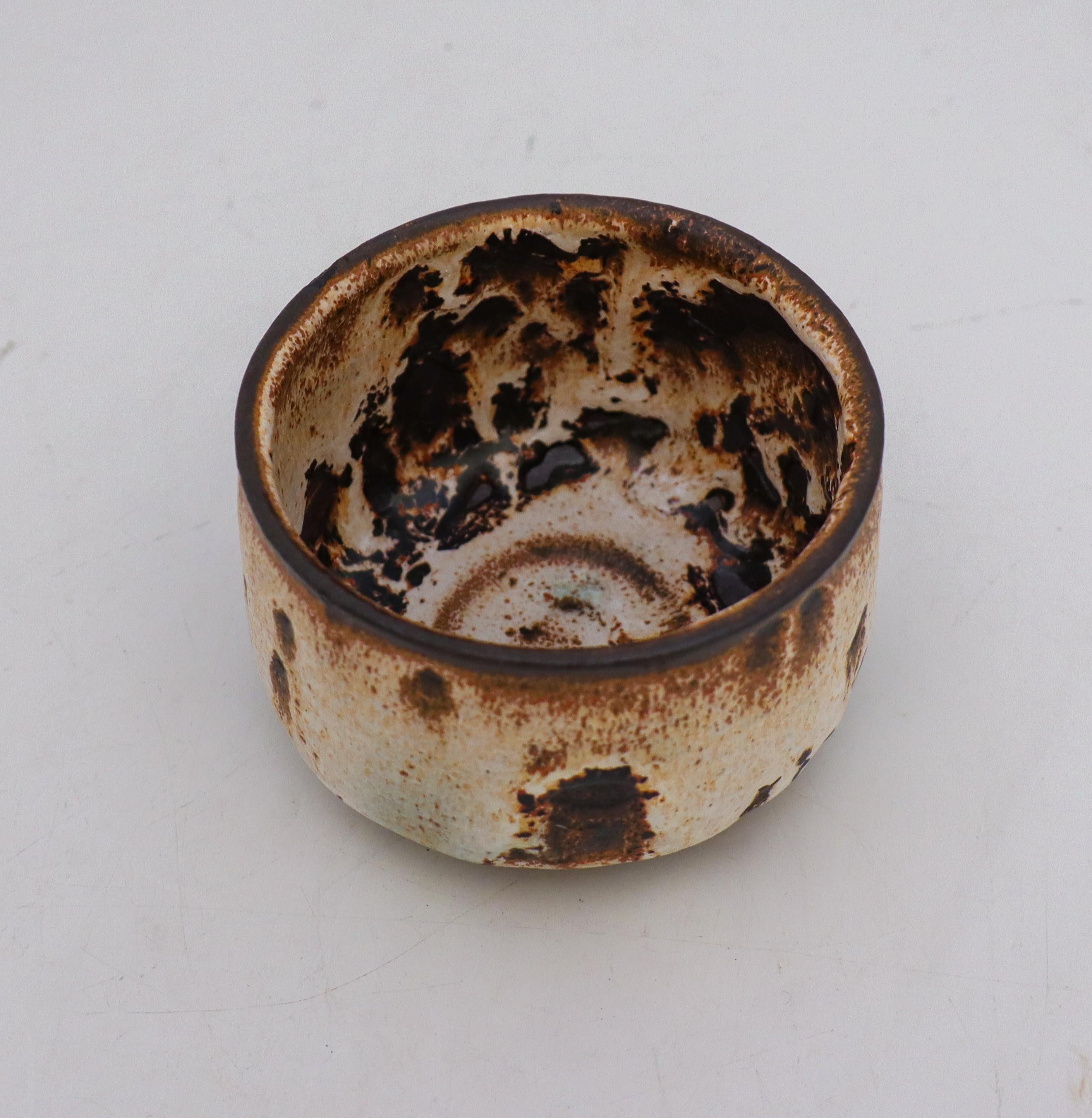 Céramique Bol à thé Chawan blanc et brun dans une boîte d'Isak Isaksson, céramiste contemporain en vente