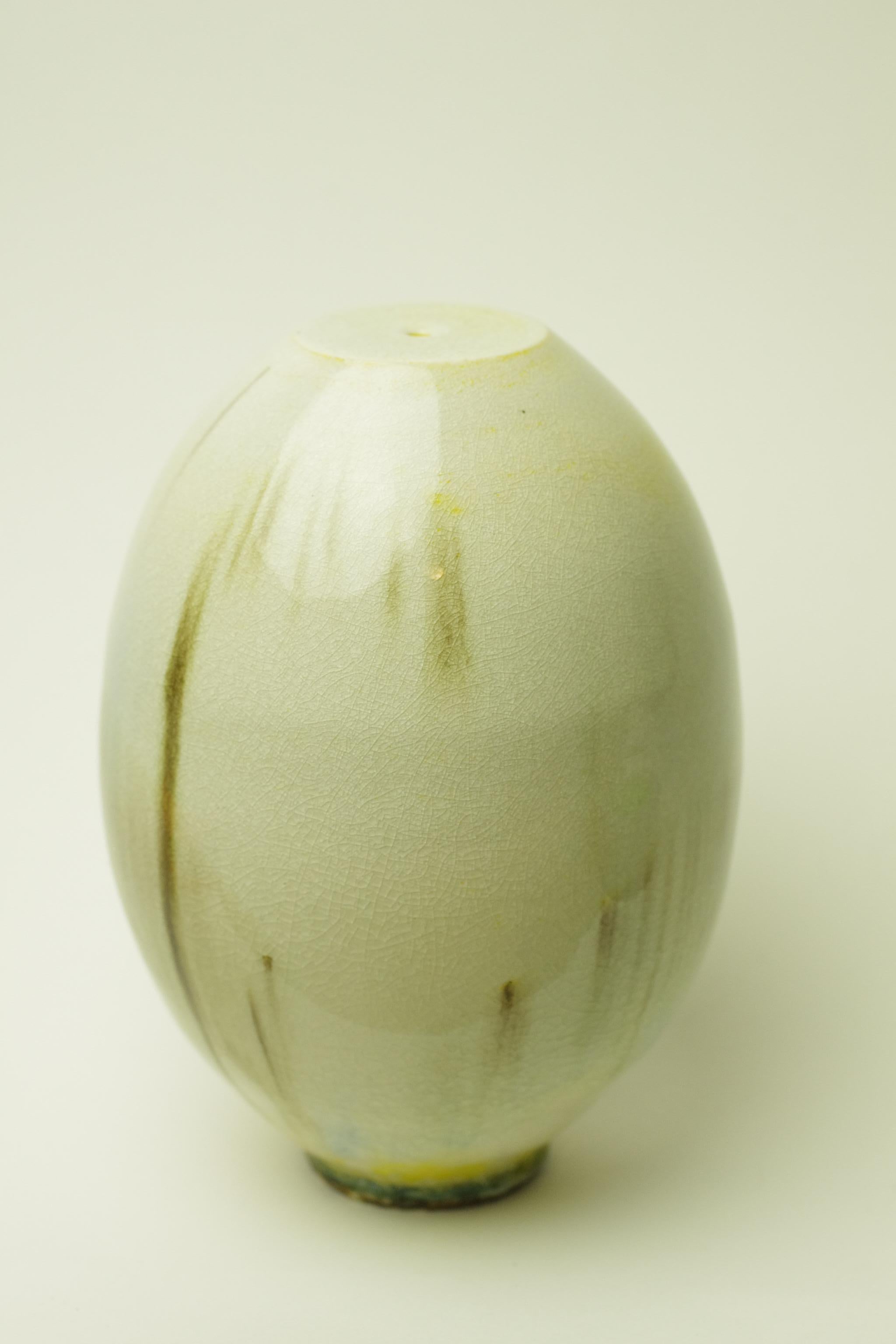 Isak Isaksson - White / Yellow Vase In Good Condition For Sale In MAASTRICHT, LI