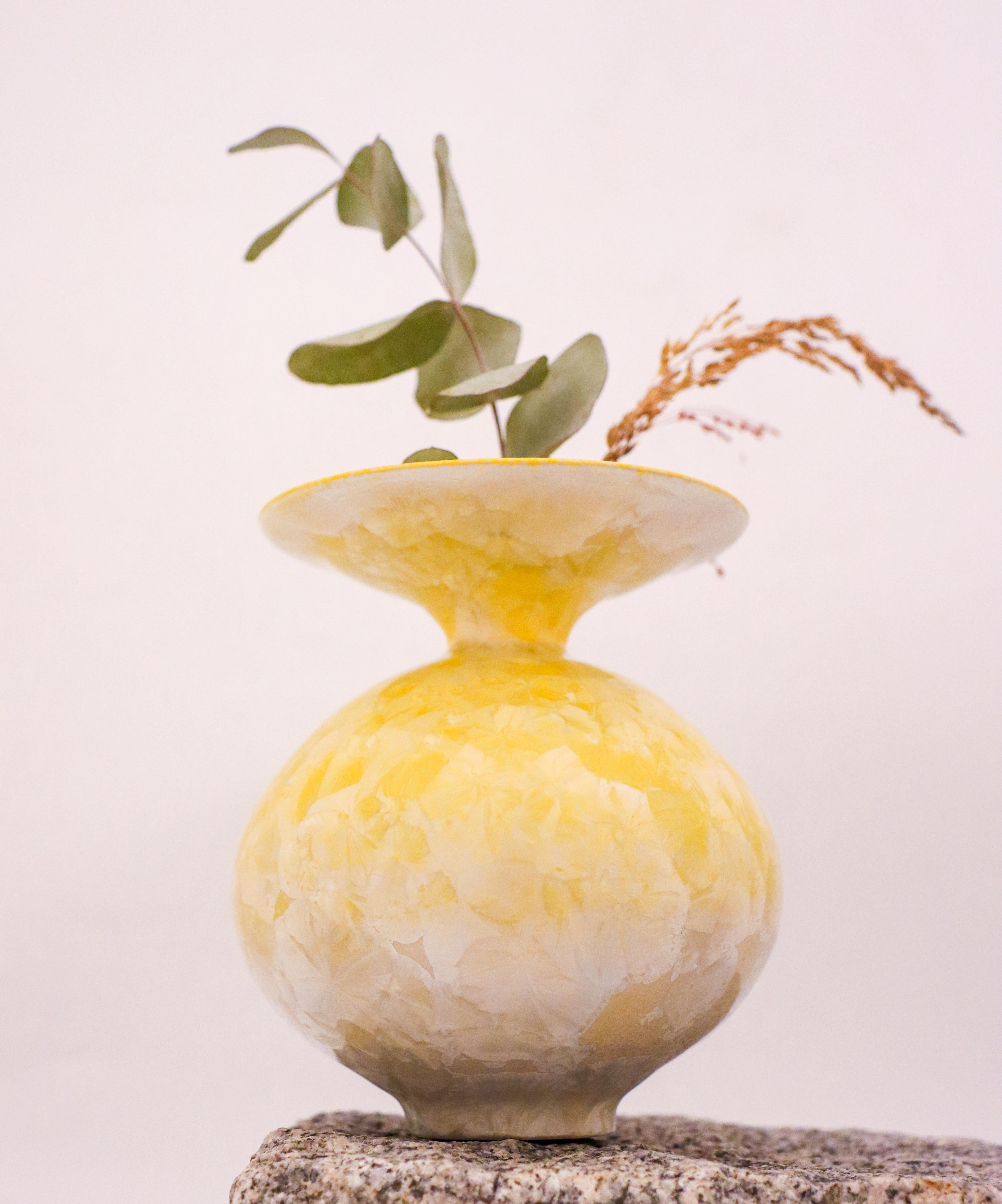 Scandinave moderne Isak Isaksson Vase en céramique jaune Glaçure cristalline Artiste contemporain en vente