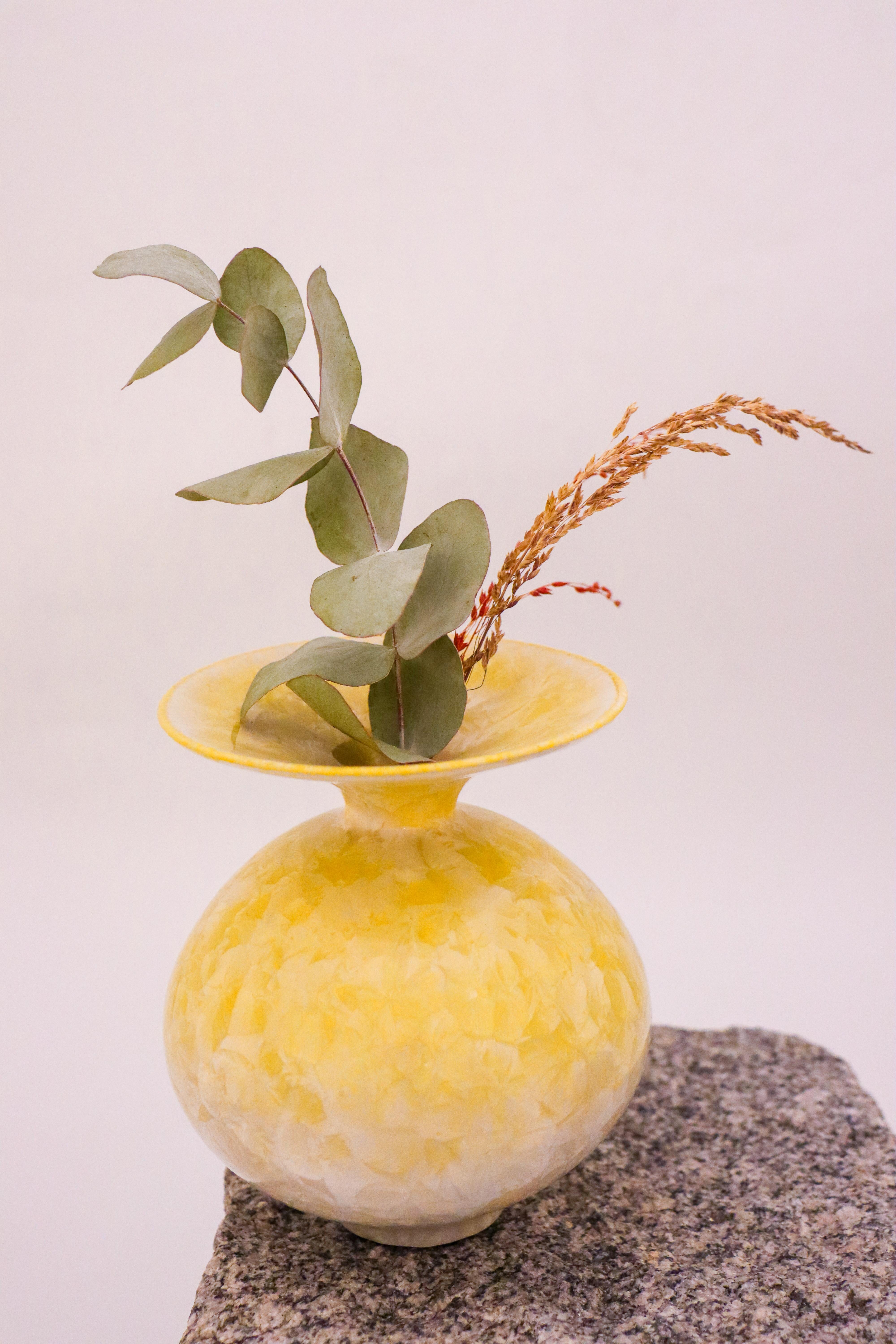 Suédois Isak Isaksson Vase en céramique jaune Glaçure cristalline Artiste contemporain en vente