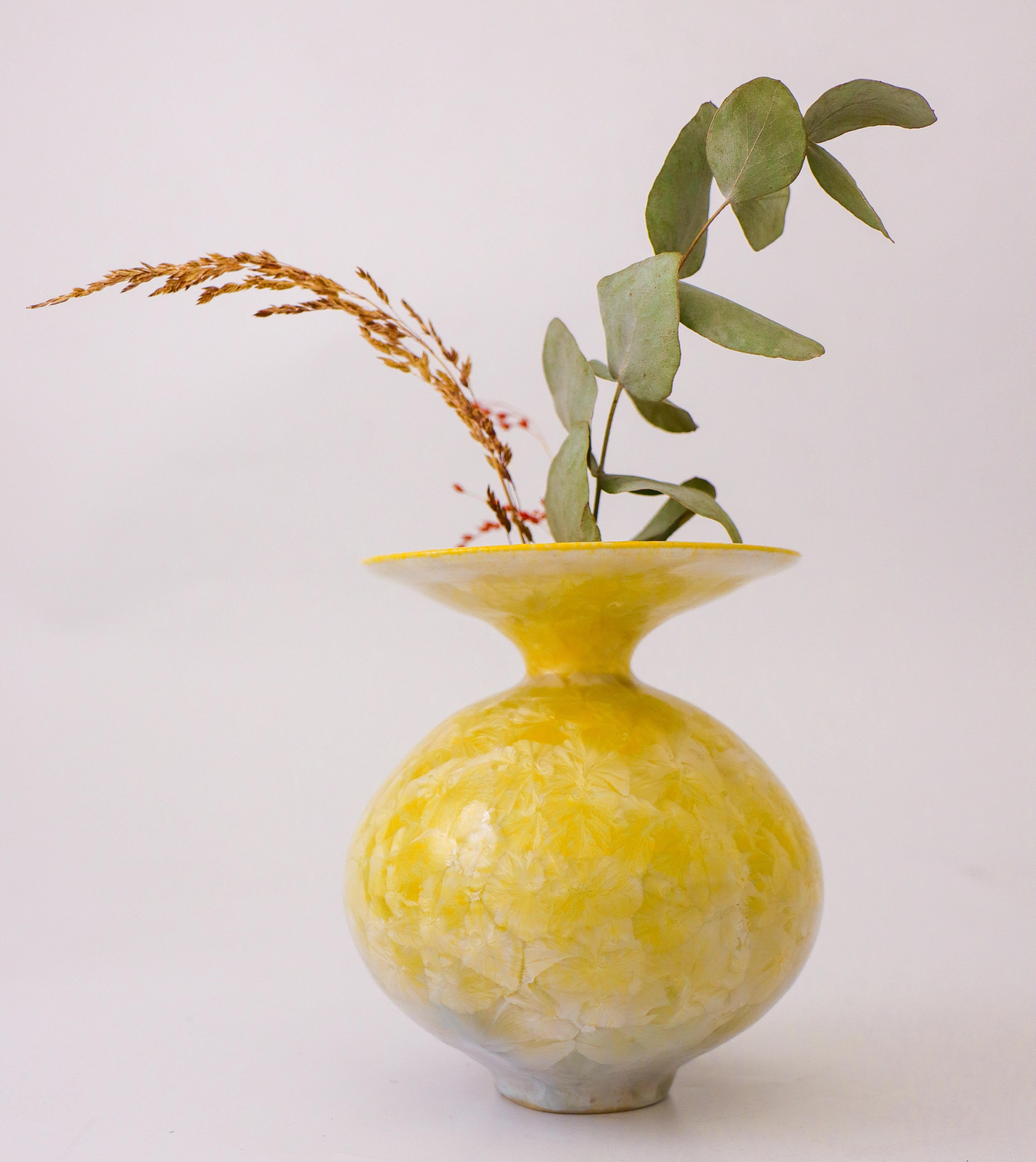 Vernissé Isak Isaksson Vase en céramique jaune Glaçure cristalline Artiste contemporain en vente