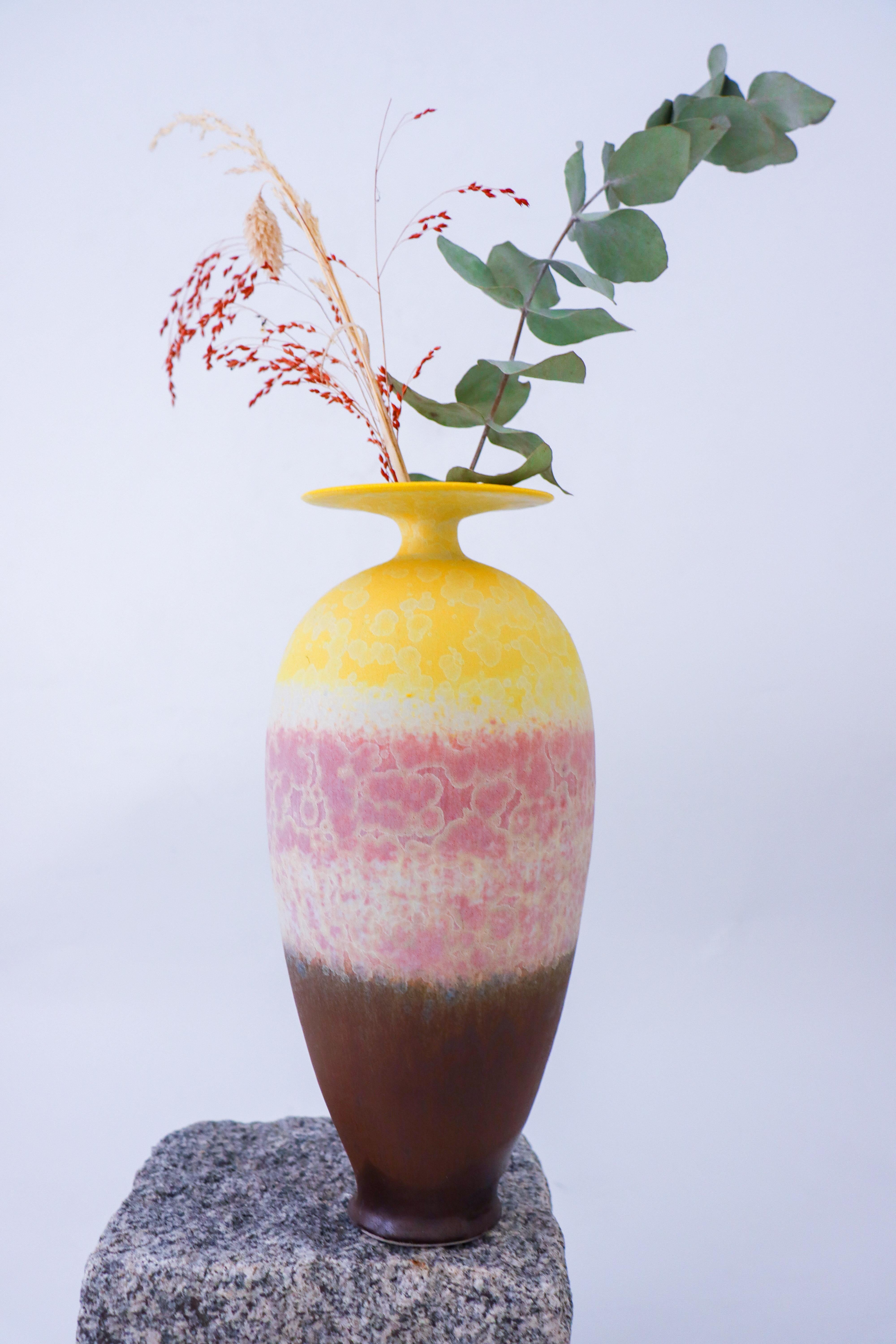 Eine schöne Vase mit gelber, rosa und brauner kristalliner Glasur, entworfen von Isak Isaksson in Schweden. Die Vase ist 28 cm hoch, hat einen Durchmesser von 14 cm und ist in ausgezeichnetem Zustand. Dies ist eine einzigartige Vase handgedreht von