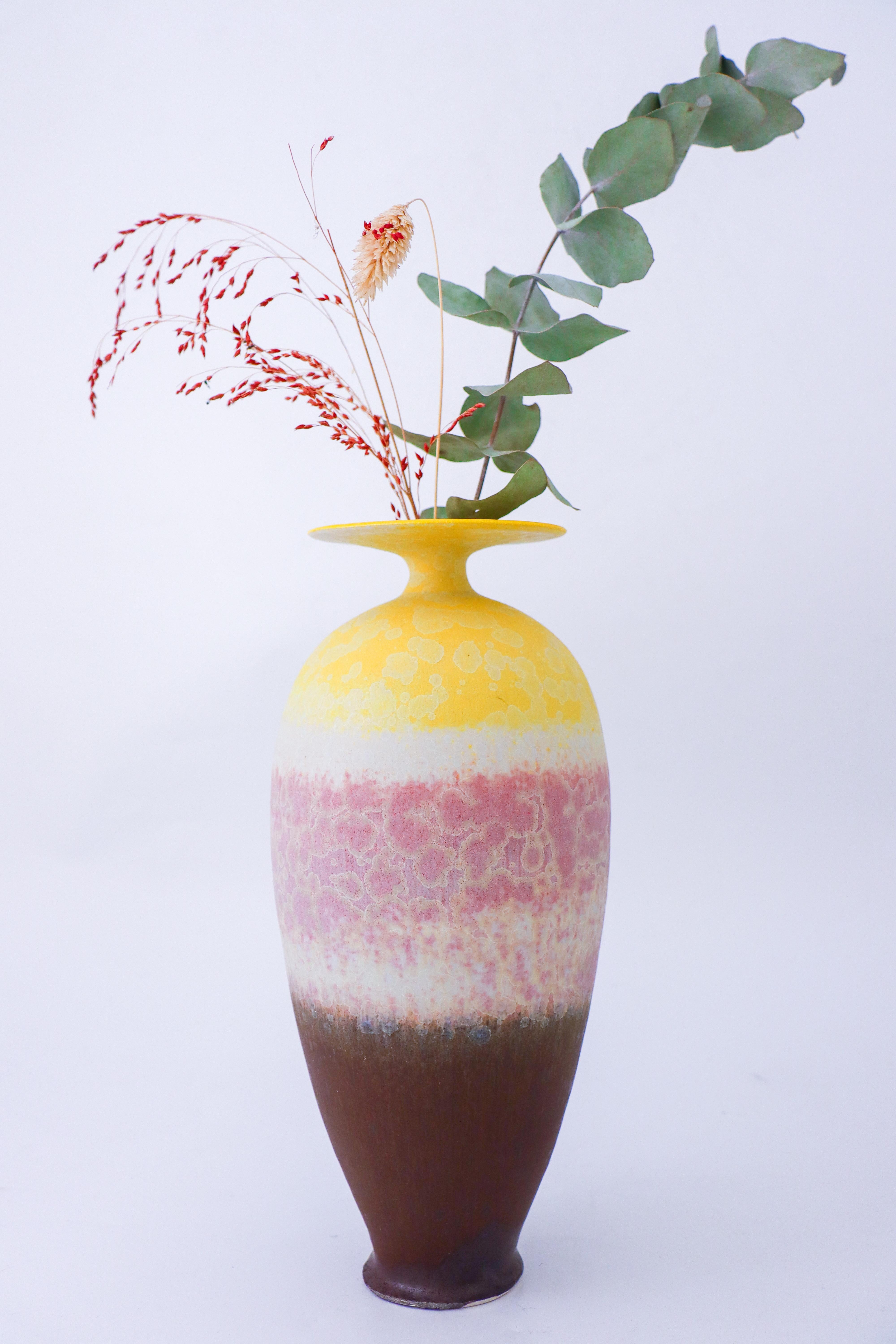 Isak Isaksson Gelbe & Rosa Keramikvase Kristalline Glasur - Contemporary Artist (Glasiert) im Angebot