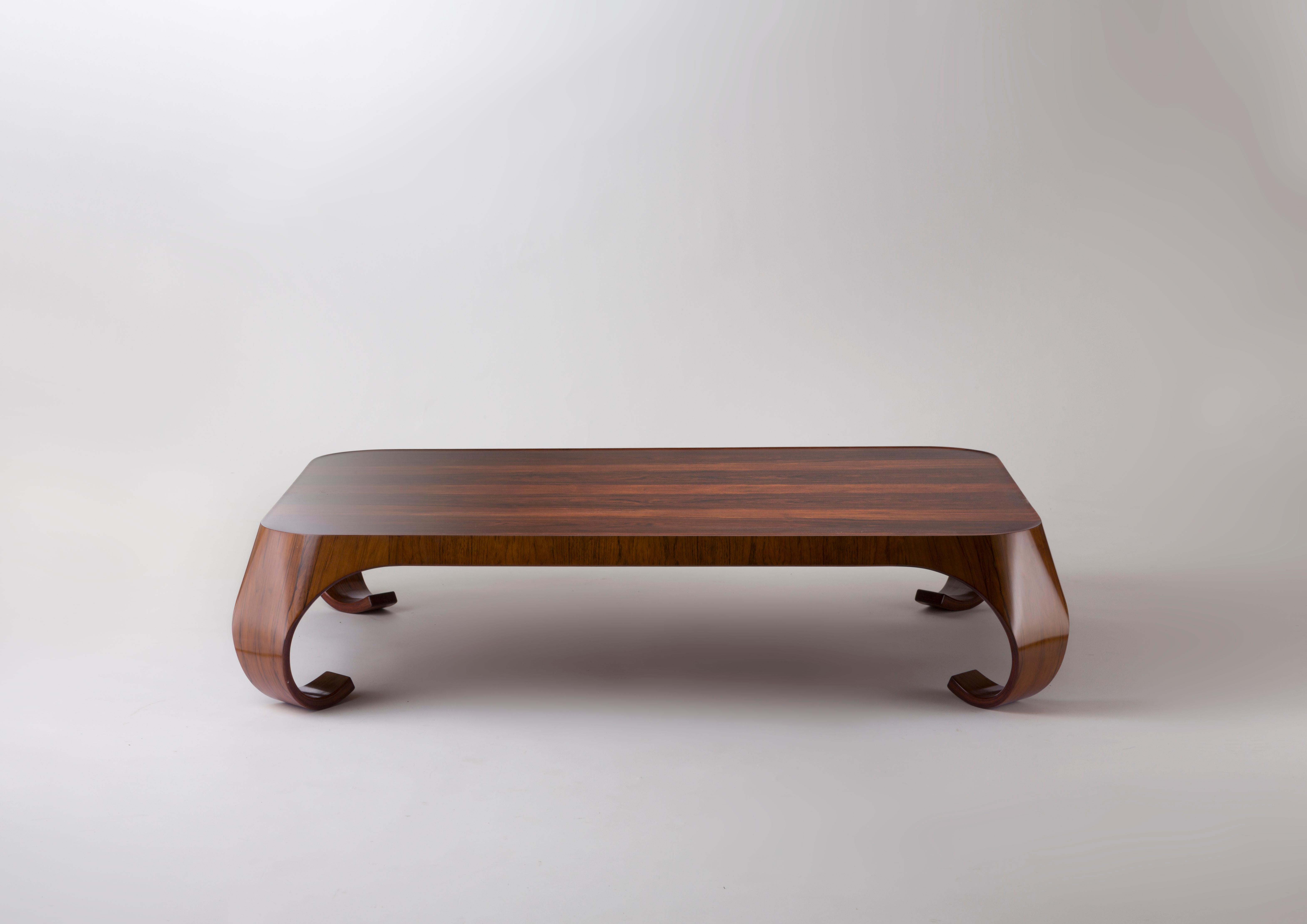 A coffee table by the Japanese designer Isamu Kenmochi (1912-1971), in wood, manufactured by Tendo Mokko, Japan, circa 1965.