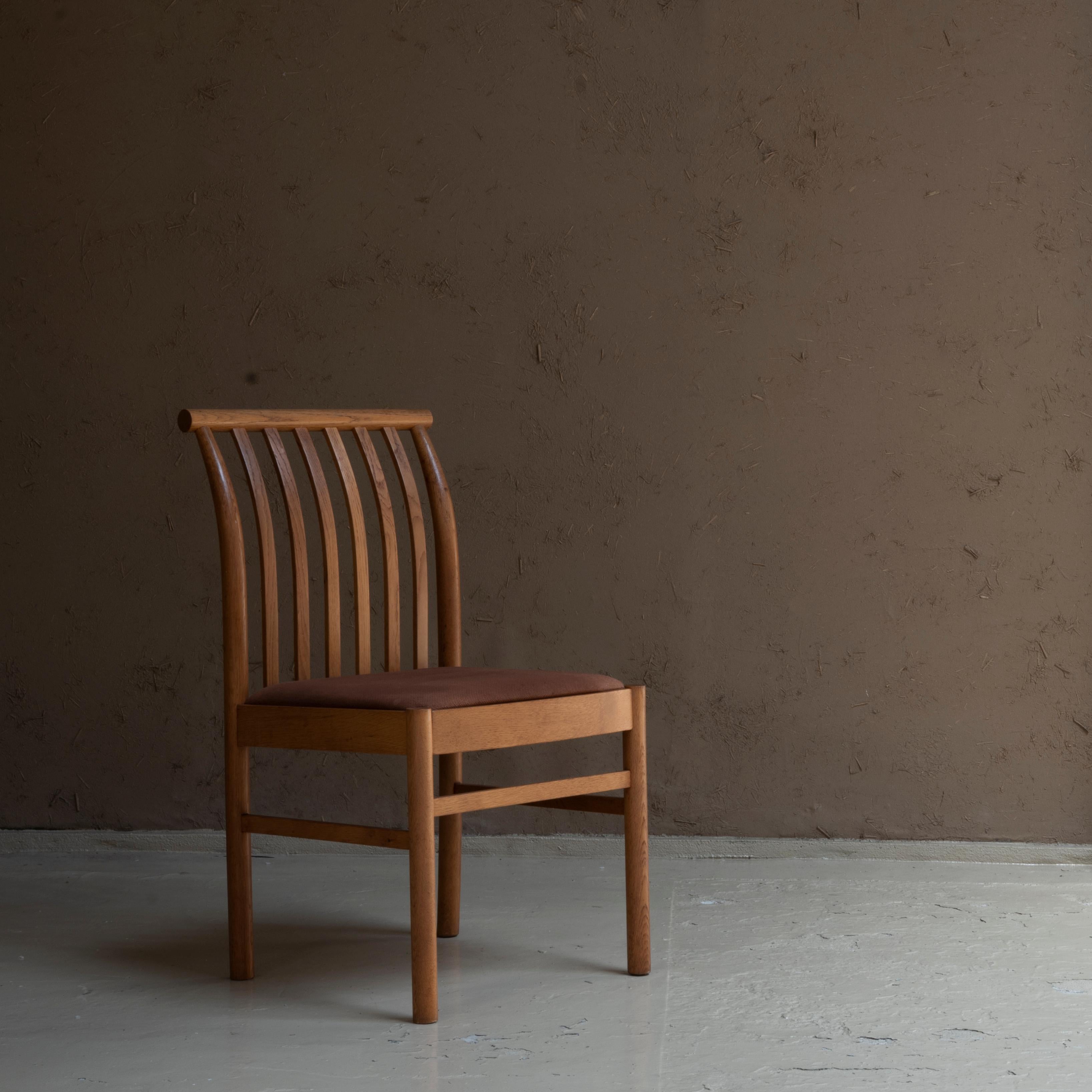 A dining chair designed by Isamu Kenmochi in 1960s.
Manufactured by Akita Mokko.
Akita Mokko is a bentwood furniture maker with over 100 years of history.
The beautiful spokes of the back made with bentwood that shows the skill of