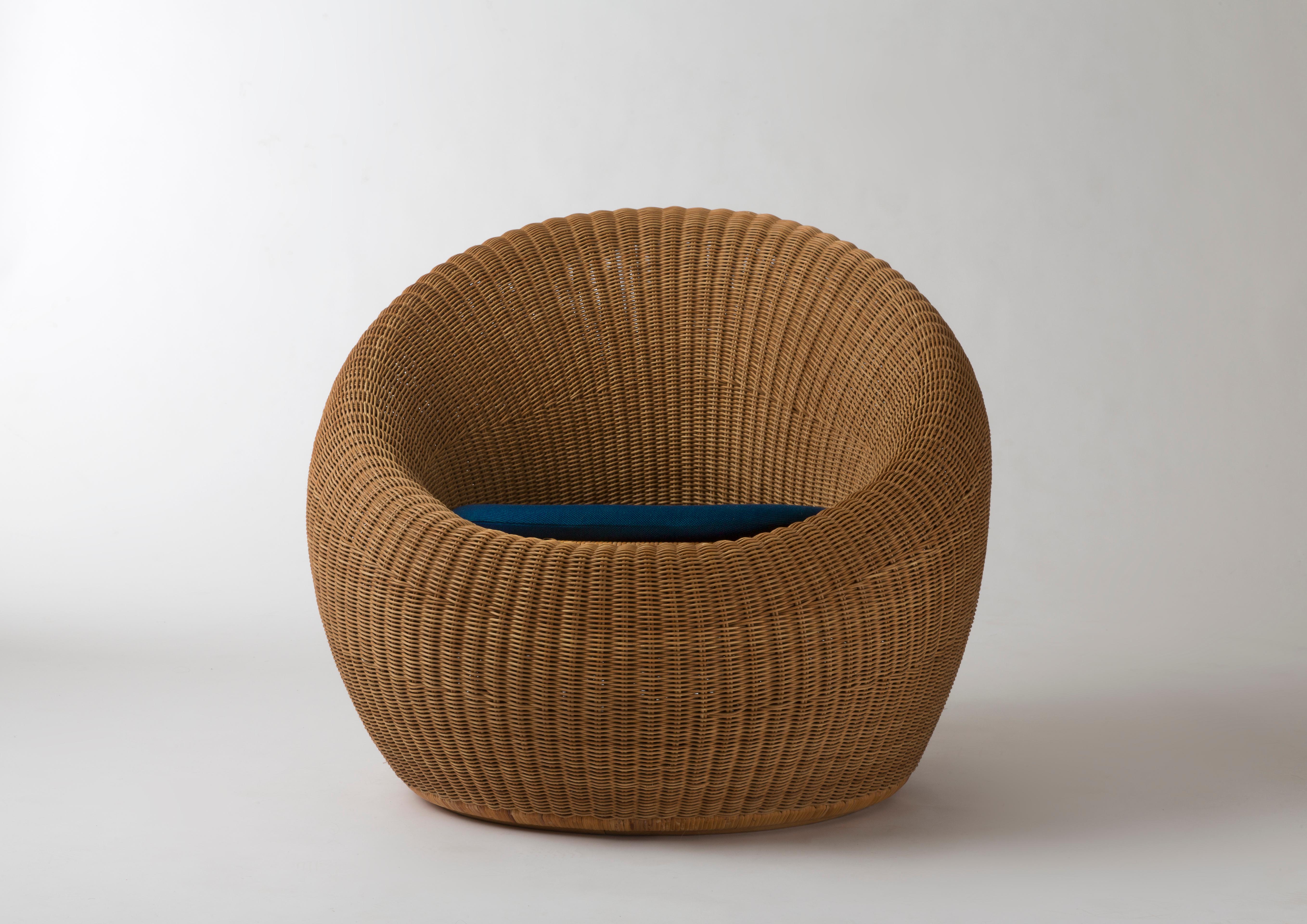 An easy chair from the « Rattan Furnitures » series by the famous Japanese designer Isamu Kenmochi (1912-1971), in rattan on bamboo, manufactured by Yamakawa Rattan, Japan, model designed in 1958.