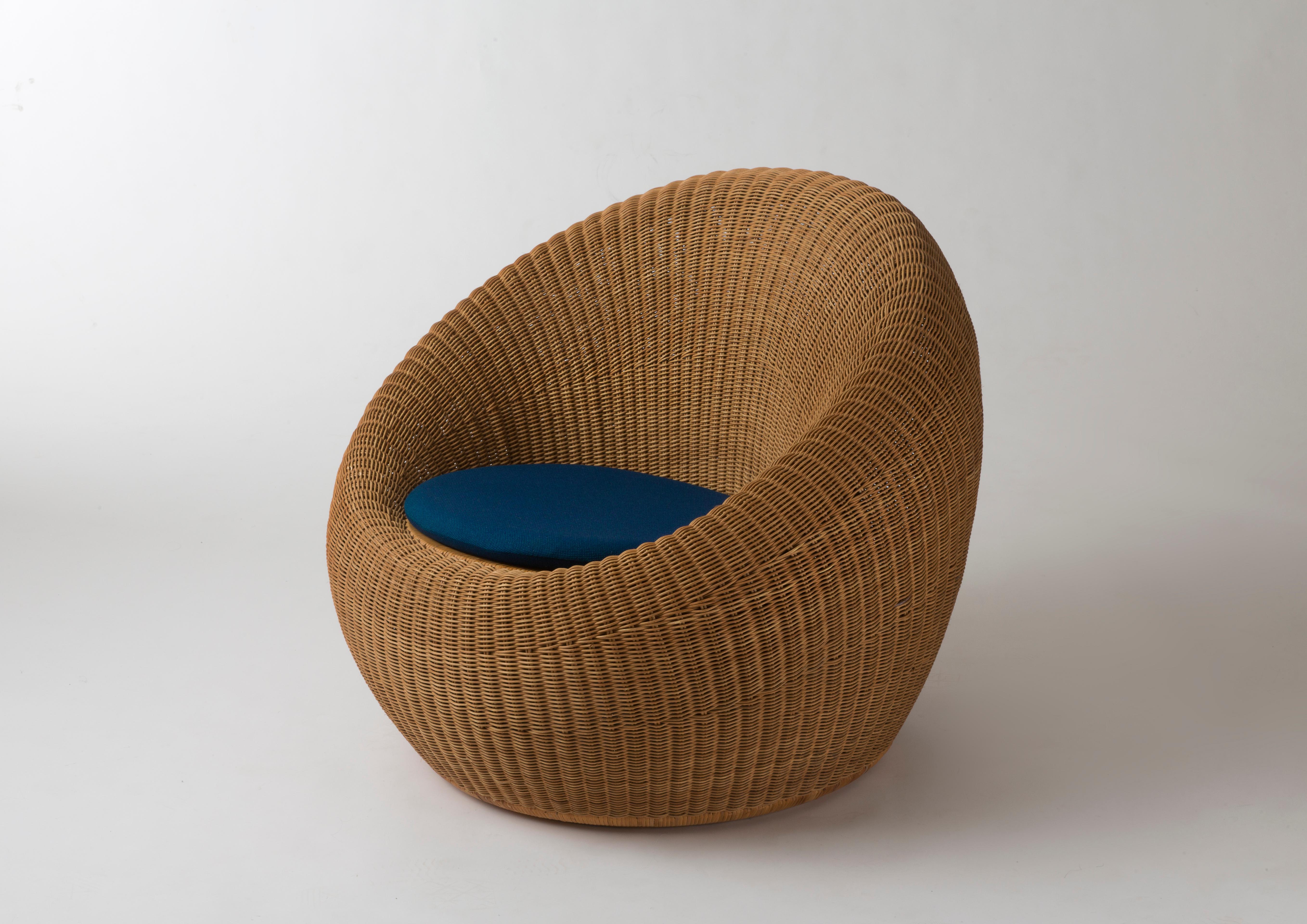 This easy chair model “C-3150” from the “Rattan Furnitures” series designed by the famous Japanese designer Isamu Kenmochi (1912-1971), made of rattan on bamboo, are manufactured by Yamakawa Rattan (Japan), model designed in 1958