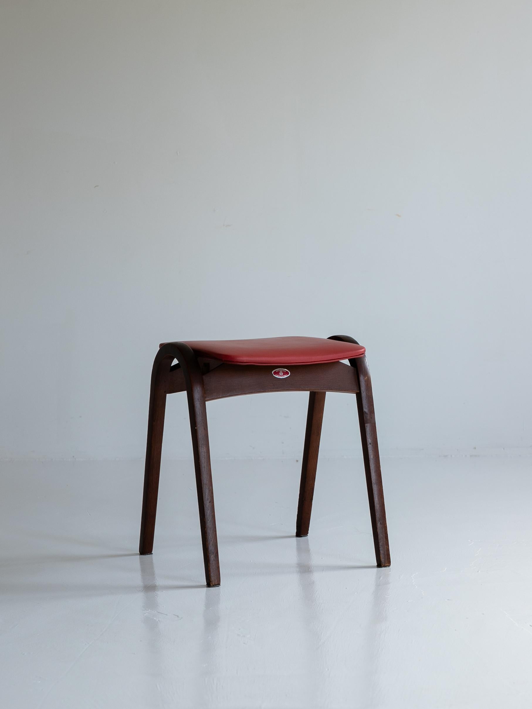
Designed by Isamu Kenmochi and produced by Akita Mokko, this stool is considered one of the icons of Japanese modern design. Kenmochi is known for his works that blend traditional Japanese craftsmanship with modern design, and this stool is an