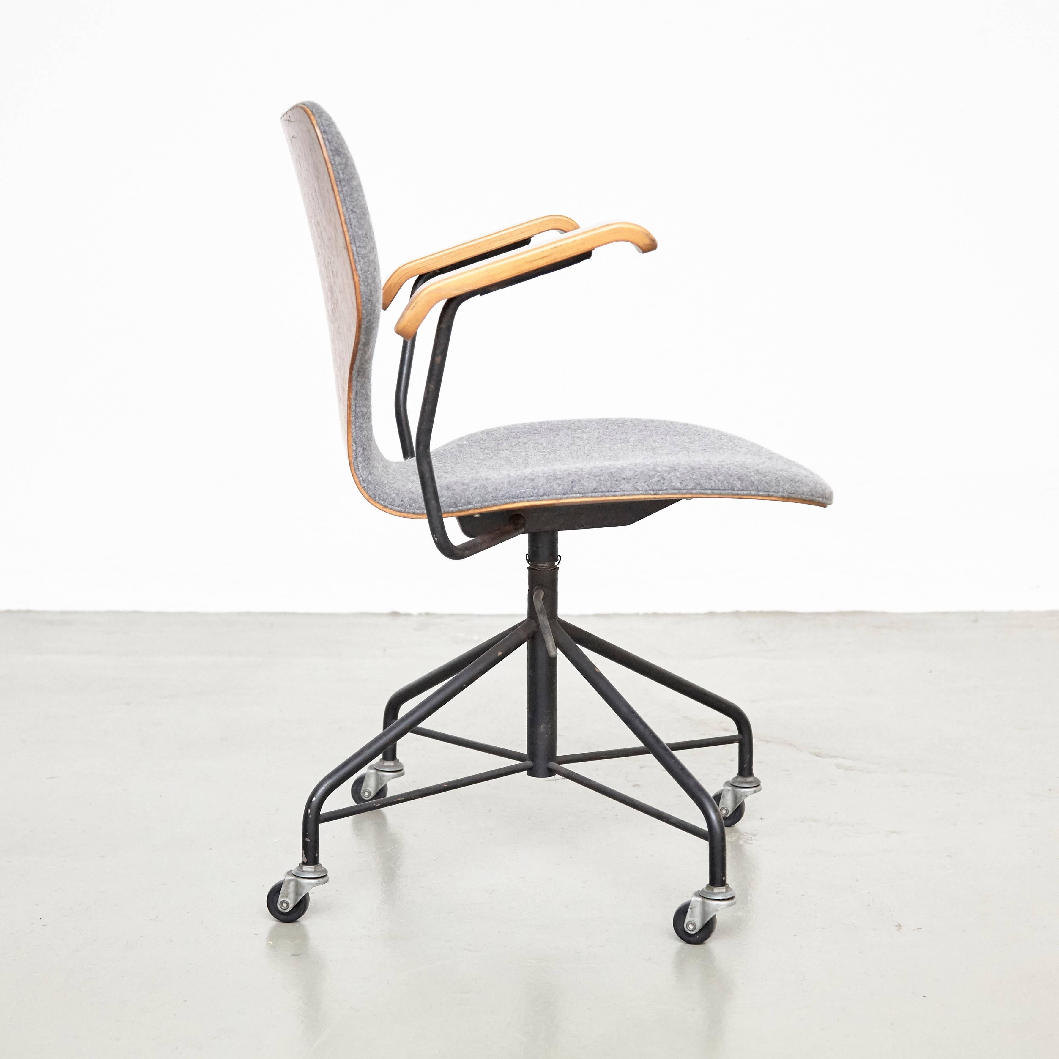 Isamu Kenmochi Laminated Wood and Grey Fabric Swivel Office Chair, circa 1950 (Moderne der Mitte des Jahrhunderts)