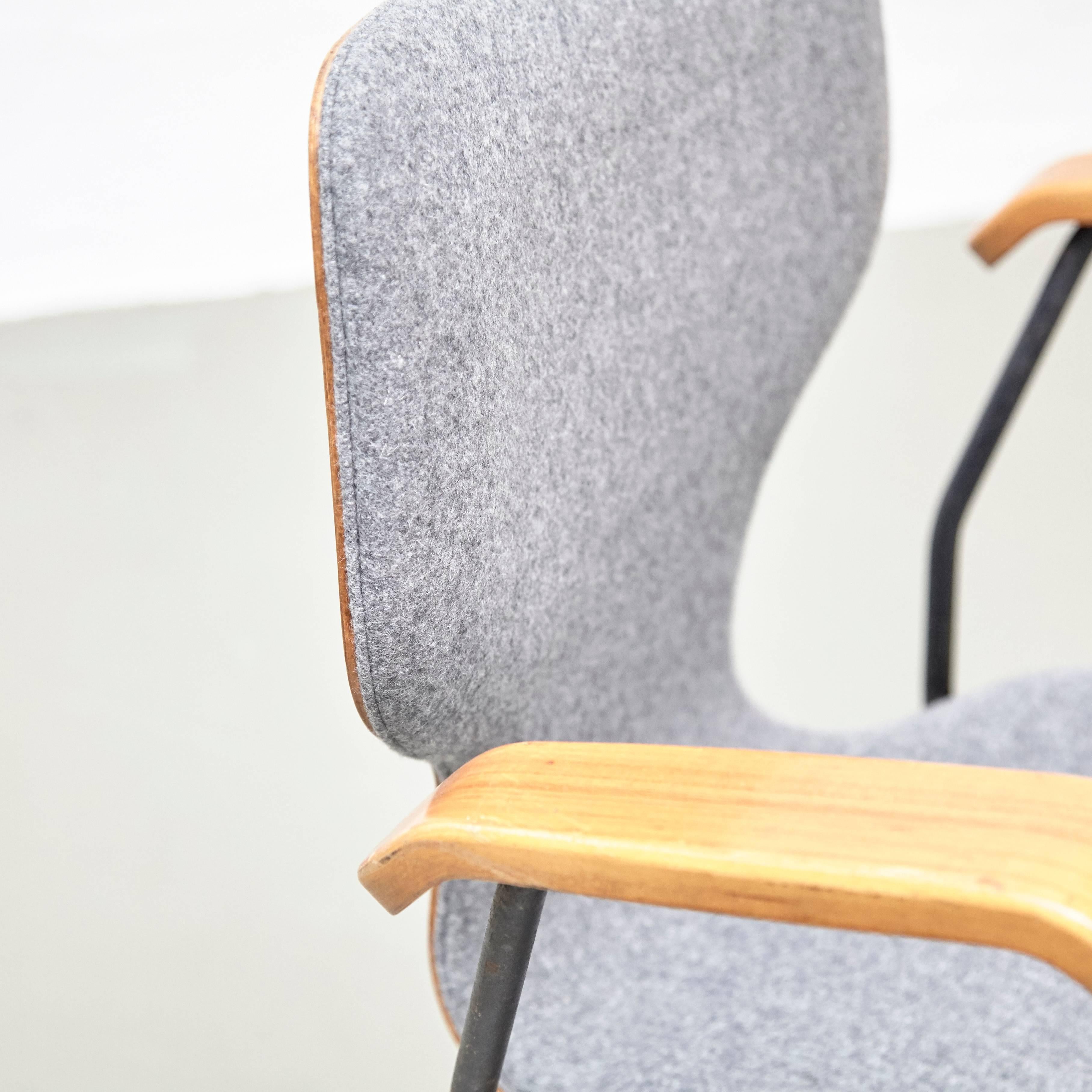 Isamu Kenmochi Laminated Wood and Grey Fabric Swivel Office Chair, circa 1950 im Zustand „Gut“ in Barcelona, Barcelona