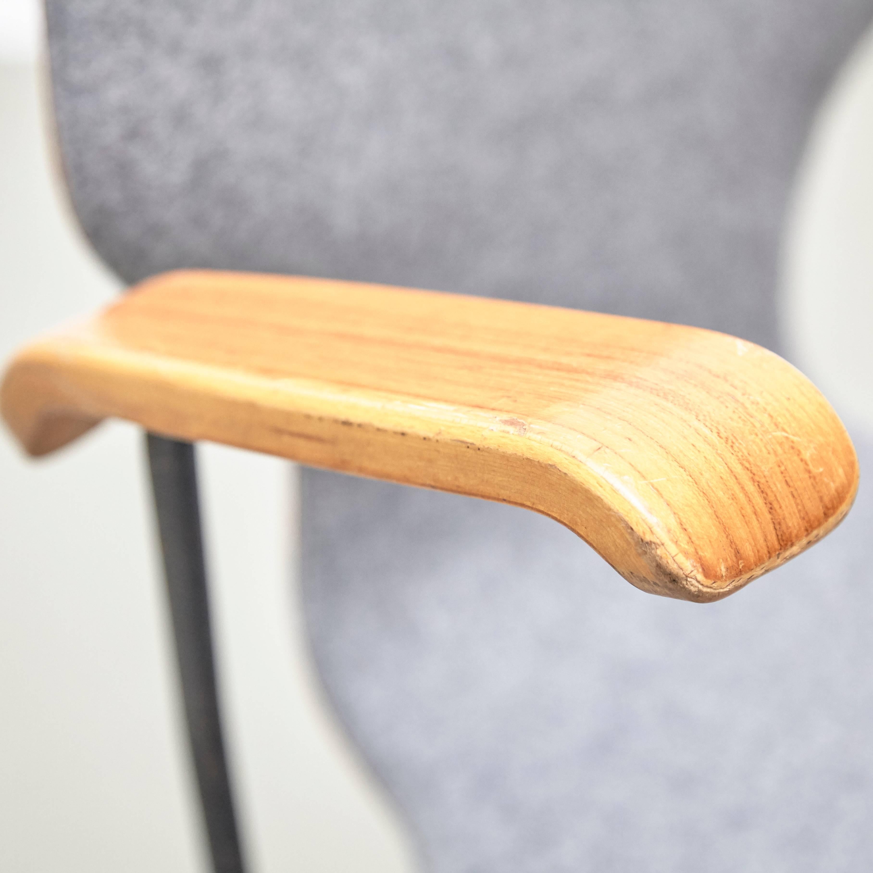 Isamu Kenmochi Laminated Wood and Grey Fabric Swivel Office Chair, circa 1950 (Metall)