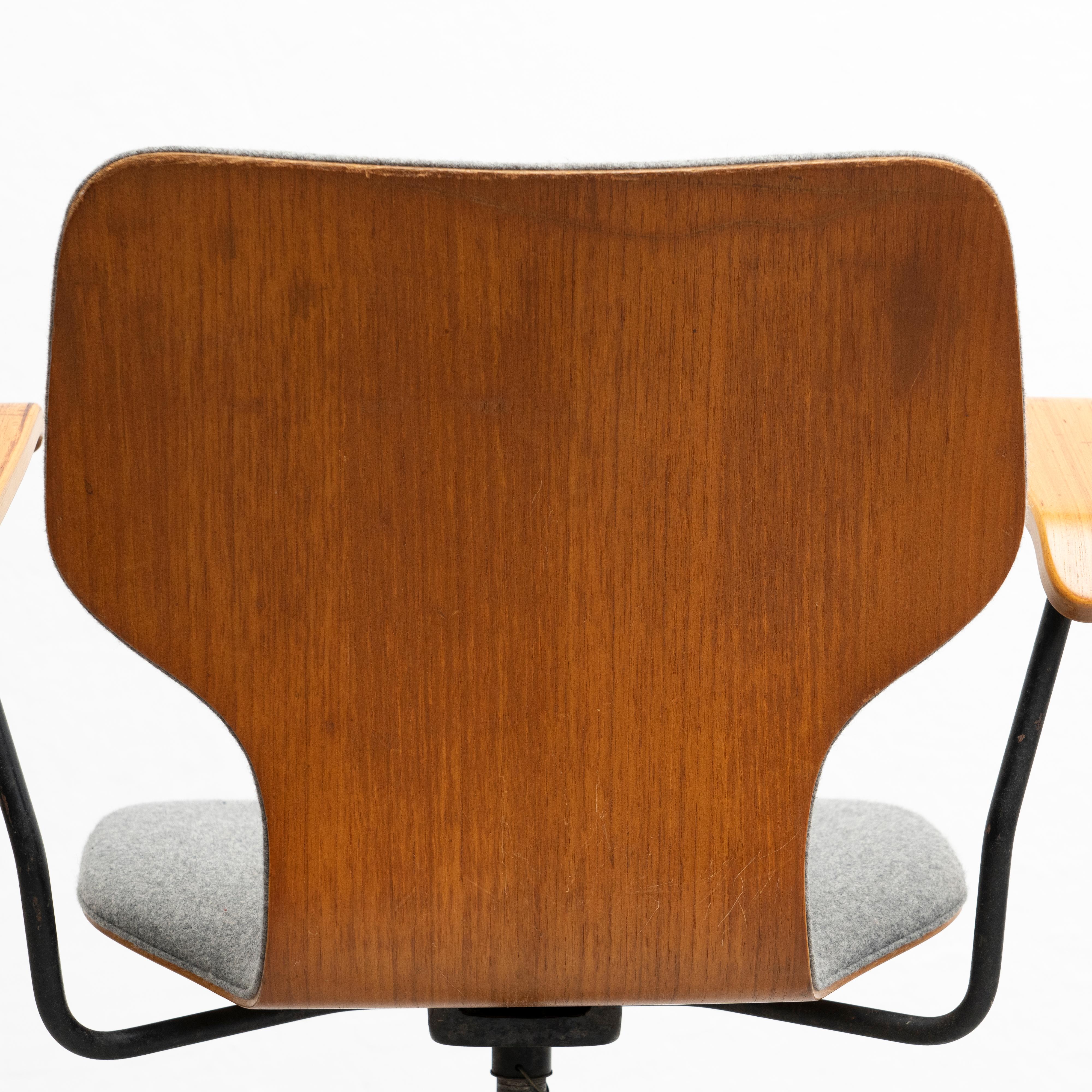 Isamu Kenmochi Laminated Wood and Grey Fabric Swivel Office Chair, circa 1950 7
