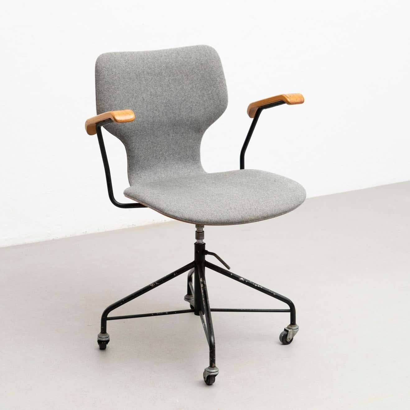 Isamu Kenmochi Laminated Wood and Grey Fabric Swivel Office Chair, circa 1950 9