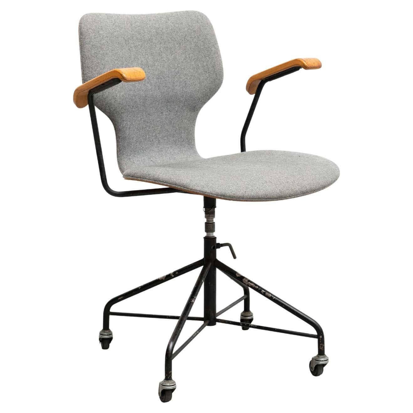 Isamu Kenmochi Laminated Wood and Grey Fabric Swivel Office Chair, circa 1950 10