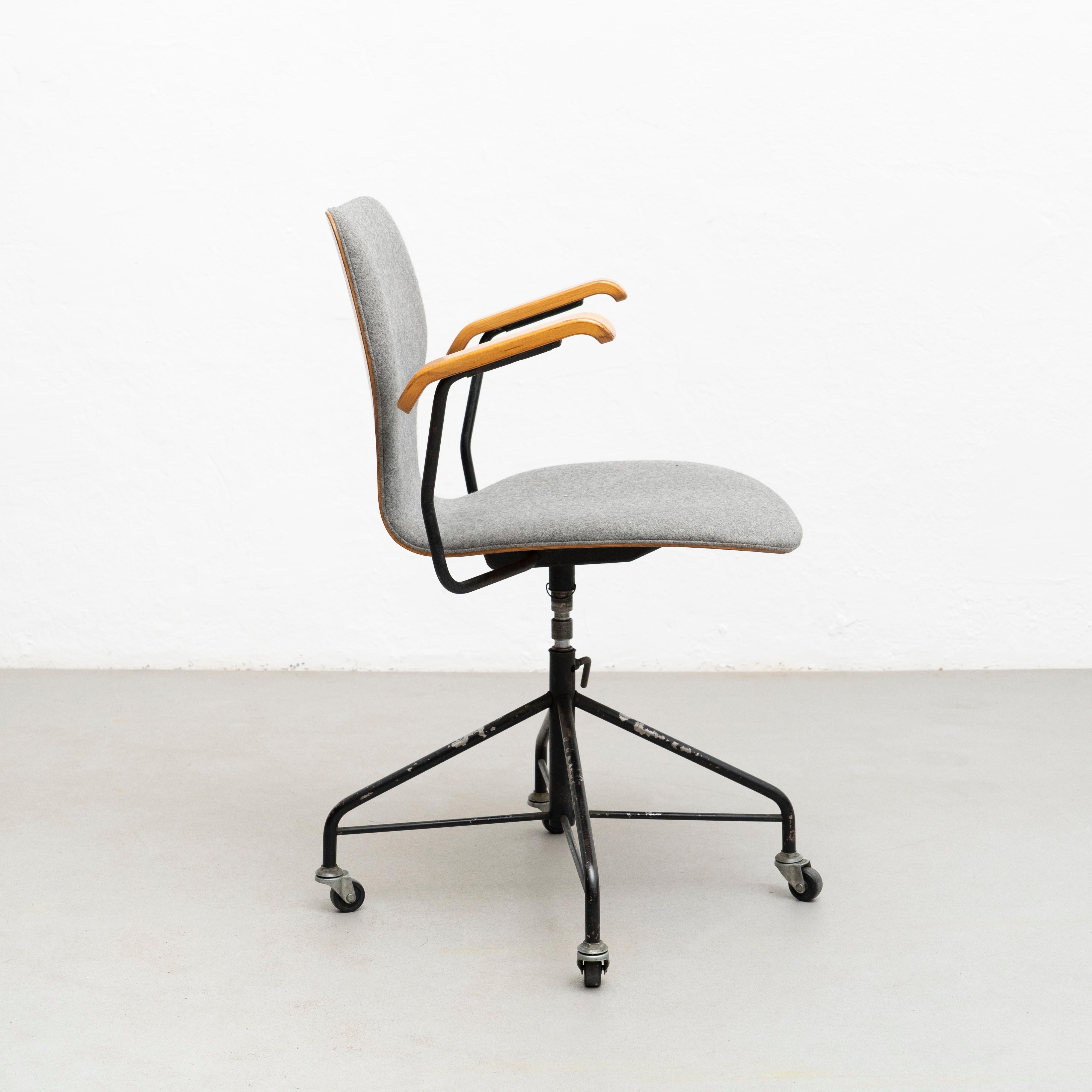 Mid-Century Modern Isamu Kenmochi Laminated Wood and Grey Fabric Swivel Office Chair, circa 1950