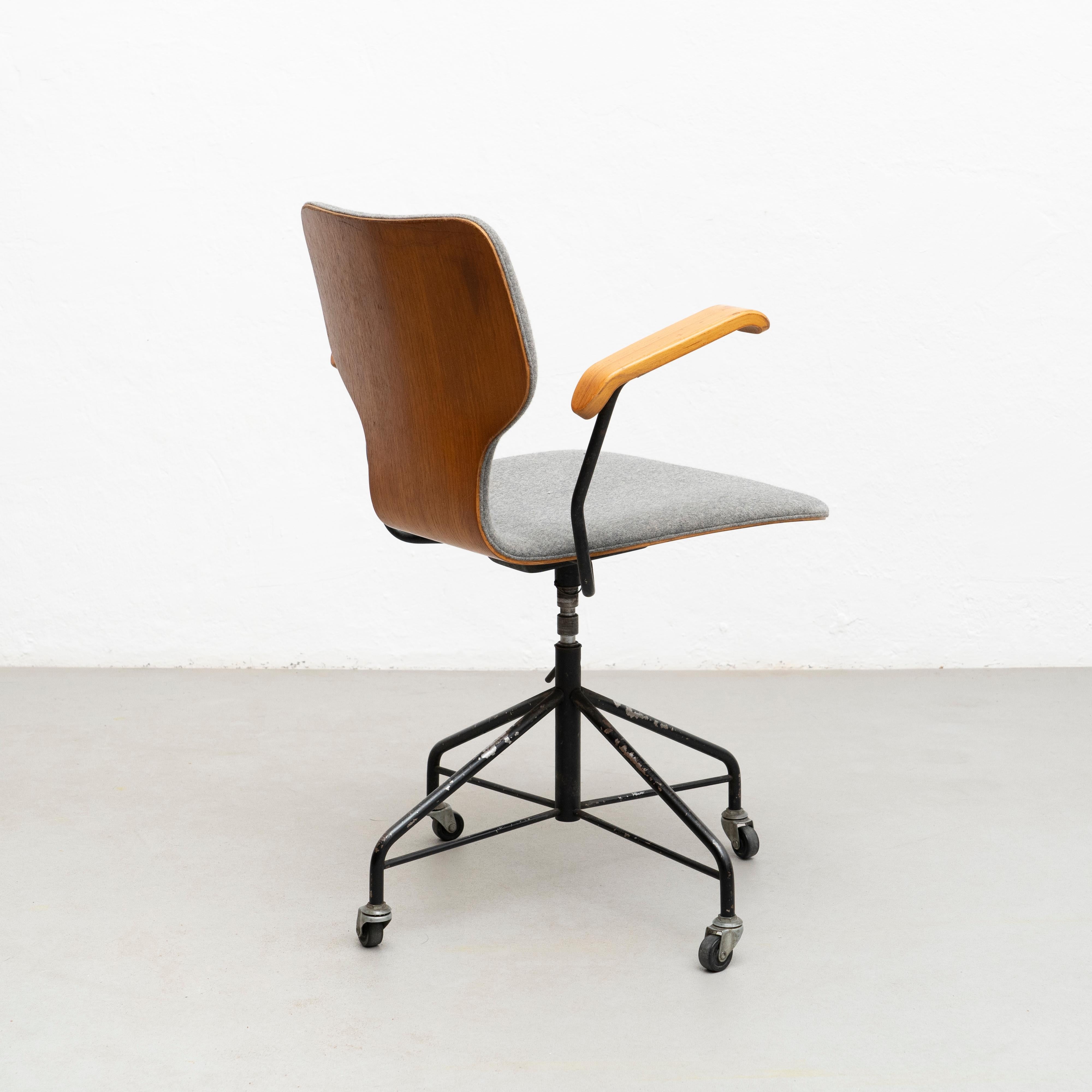 Japanese Isamu Kenmochi Laminated Wood and Grey Fabric Swivel Office Chair, circa 1950