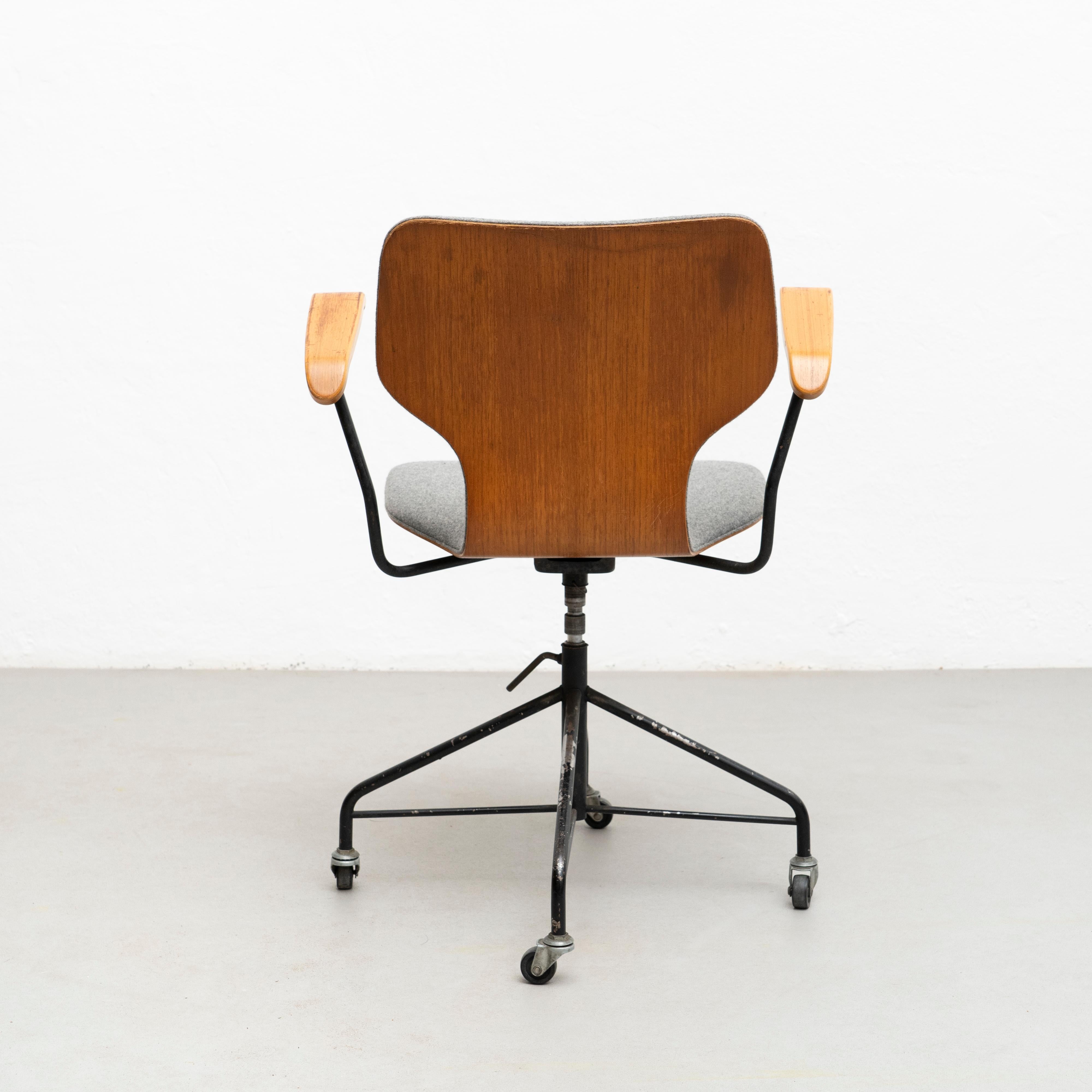 Isamu Kenmochi Laminated Wood and Grey Fabric Swivel Office Chair, circa 1950 In Good Condition In Barcelona, Barcelona