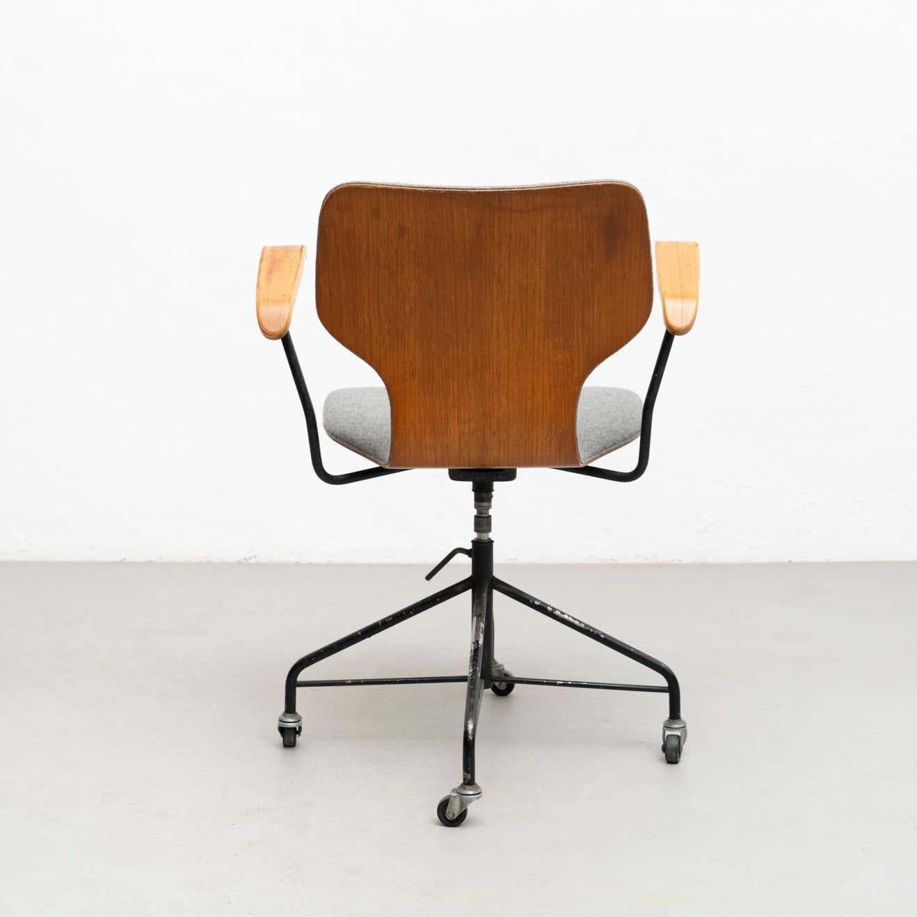 Japanese Isamu Kenmochi Laminated Wood and Grey Fabric Swivel Office Chair, circa 1950