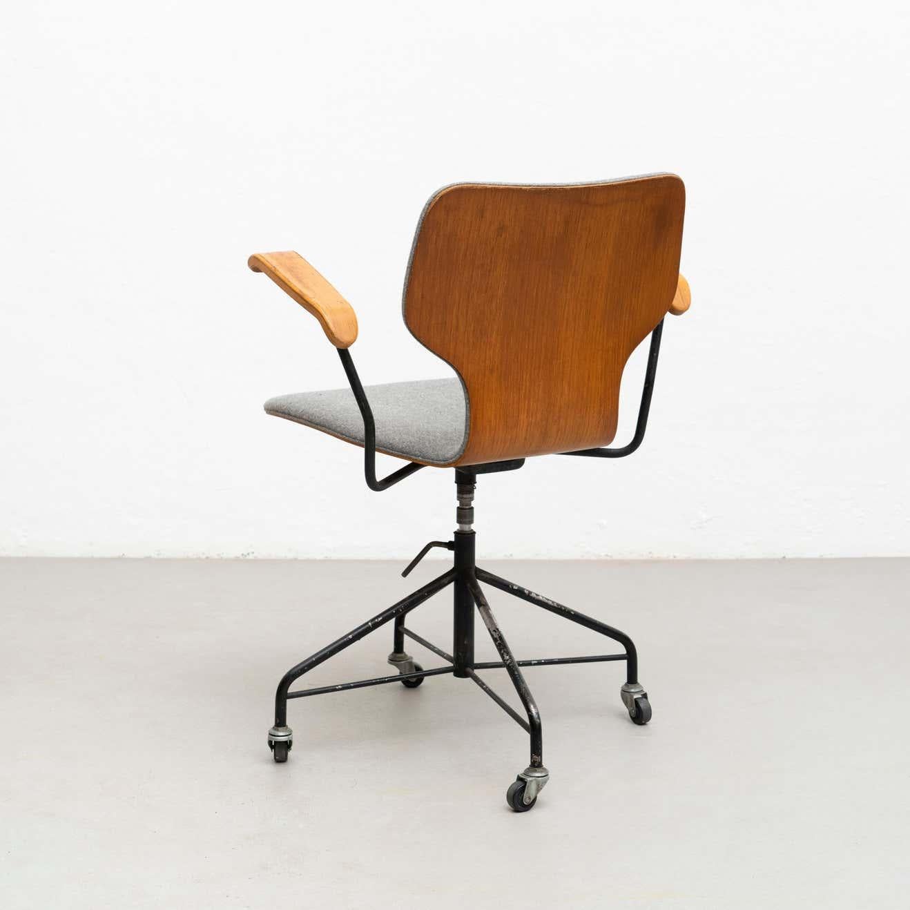 Isamu Kenmochi Laminated Wood and Grey Fabric Swivel Office Chair, circa 1950 In Good Condition In Barcelona, Barcelona