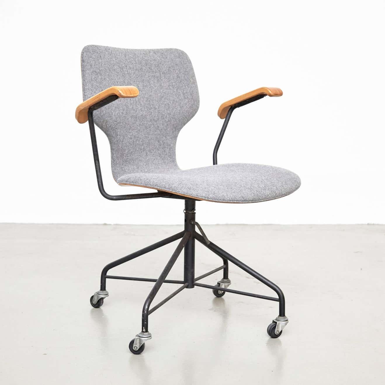 Metal Isamu Kenmochi Laminated Wood and Grey Fabric Swivel Office Chair, circa 1950