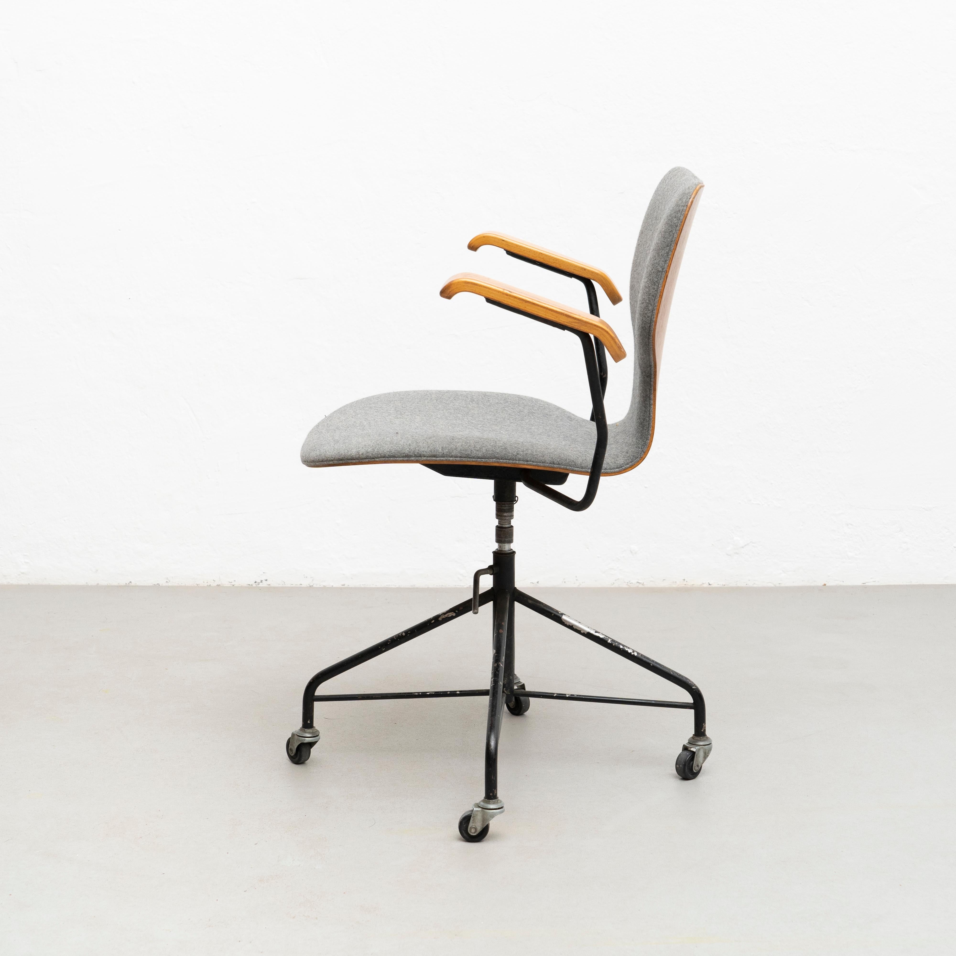 Metal Isamu Kenmochi Laminated Wood and Grey Fabric Swivel Office Chair, circa 1950