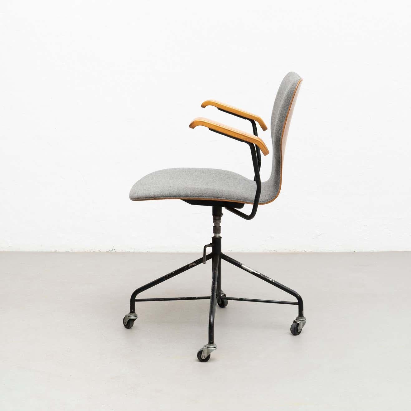 Mid-20th Century Isamu Kenmochi Laminated Wood and Grey Fabric Swivel Office Chair, circa 1950