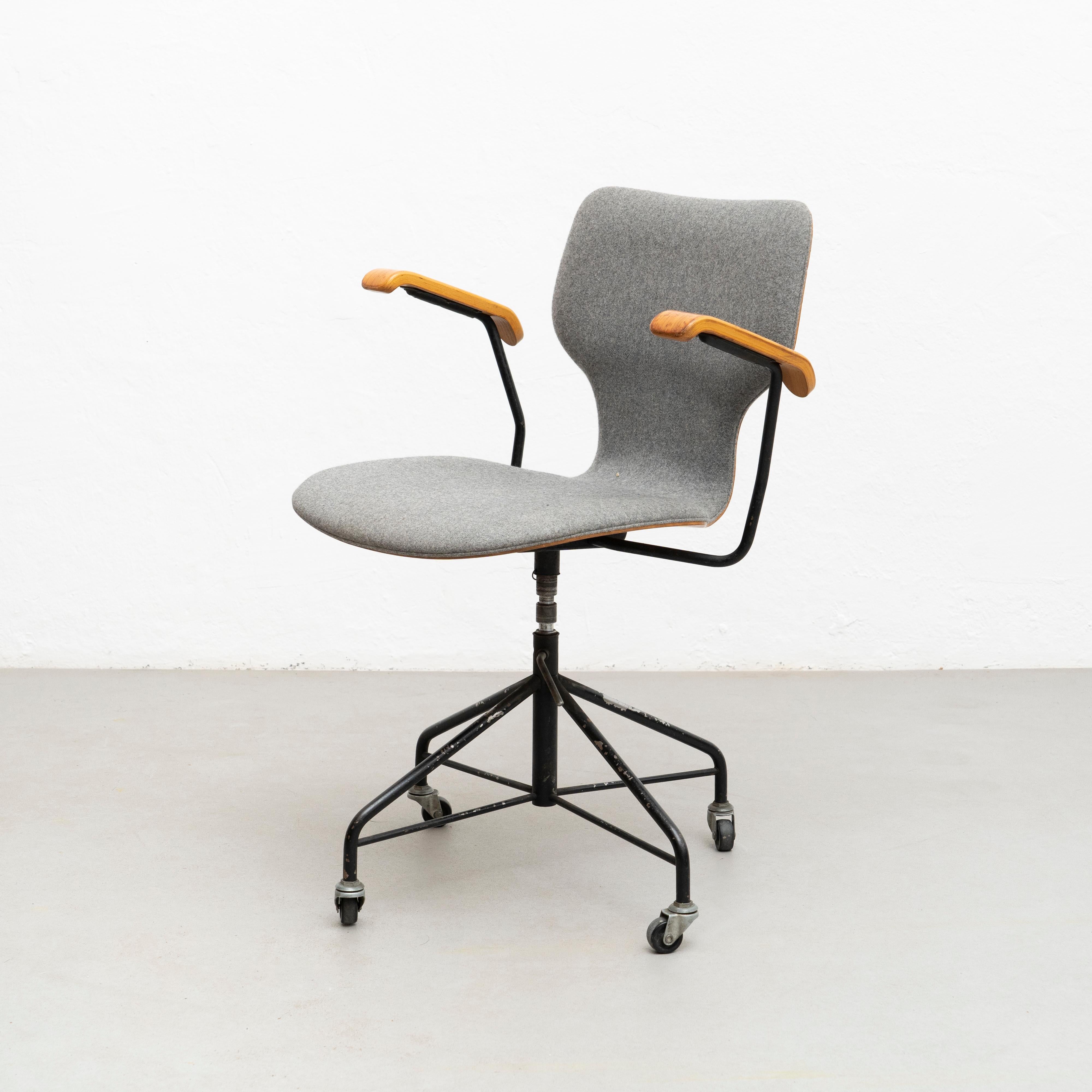 Isamu Kenmochi Laminated Wood and Grey Fabric Swivel Office Chair, circa 1950 1