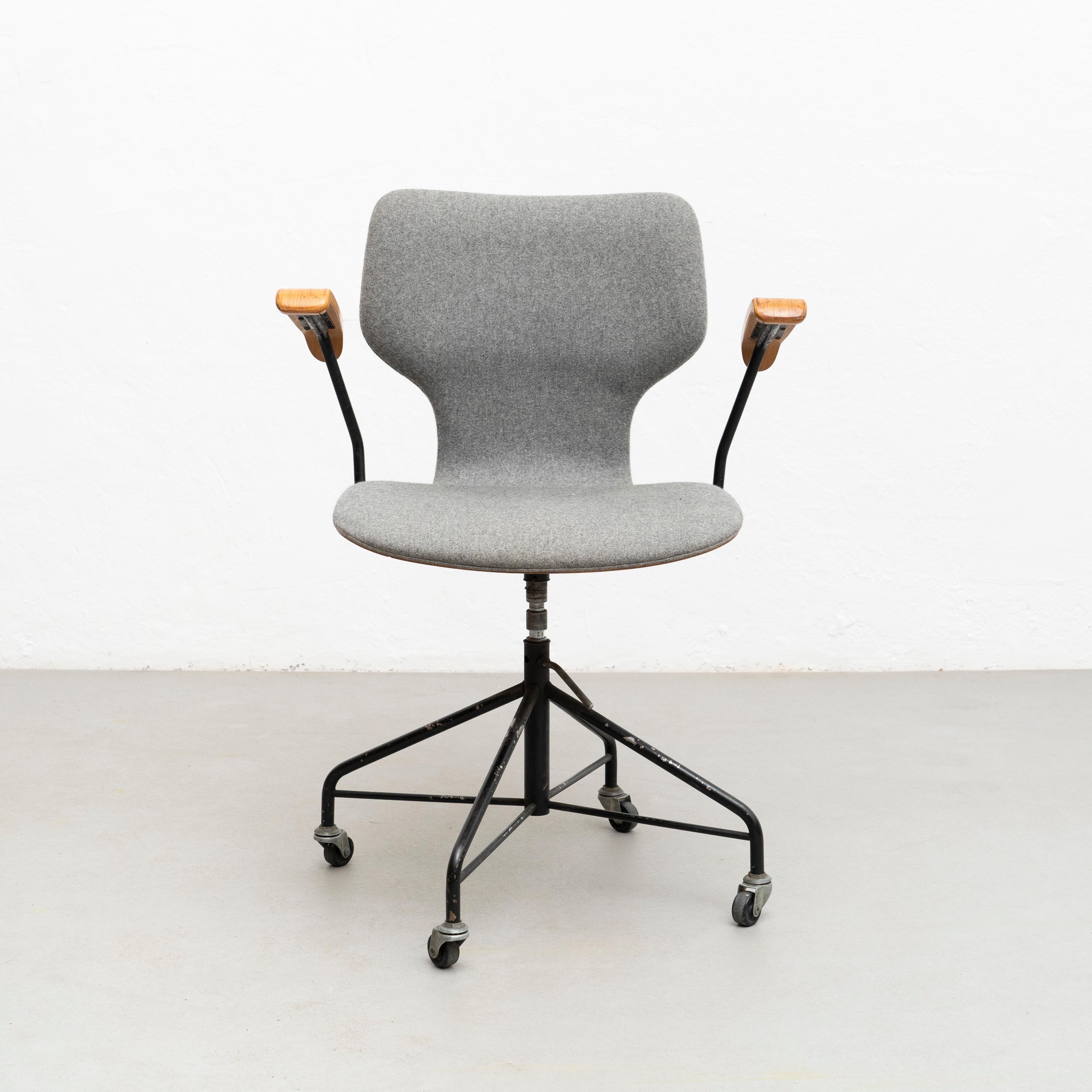 Isamu Kenmochi Laminated Wood and Grey Fabric Swivel Office Chair, circa 1950 2
