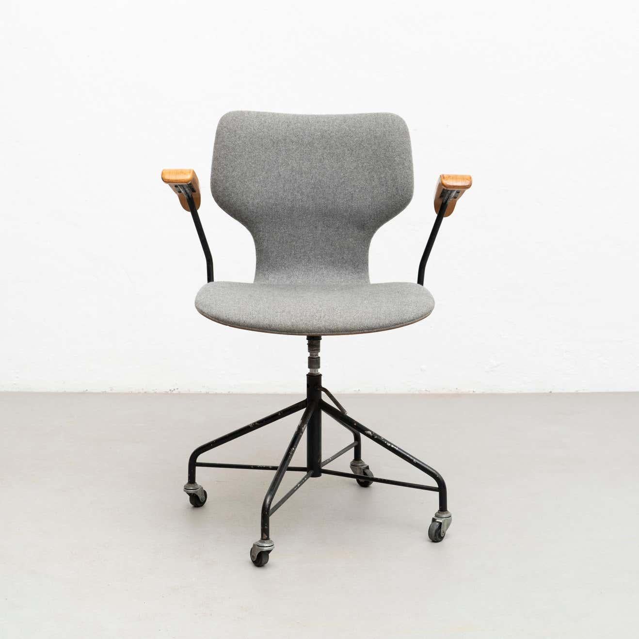 Isamu Kenmochi Laminated Wood and Grey Fabric Swivel Office Chair, circa 1950 1