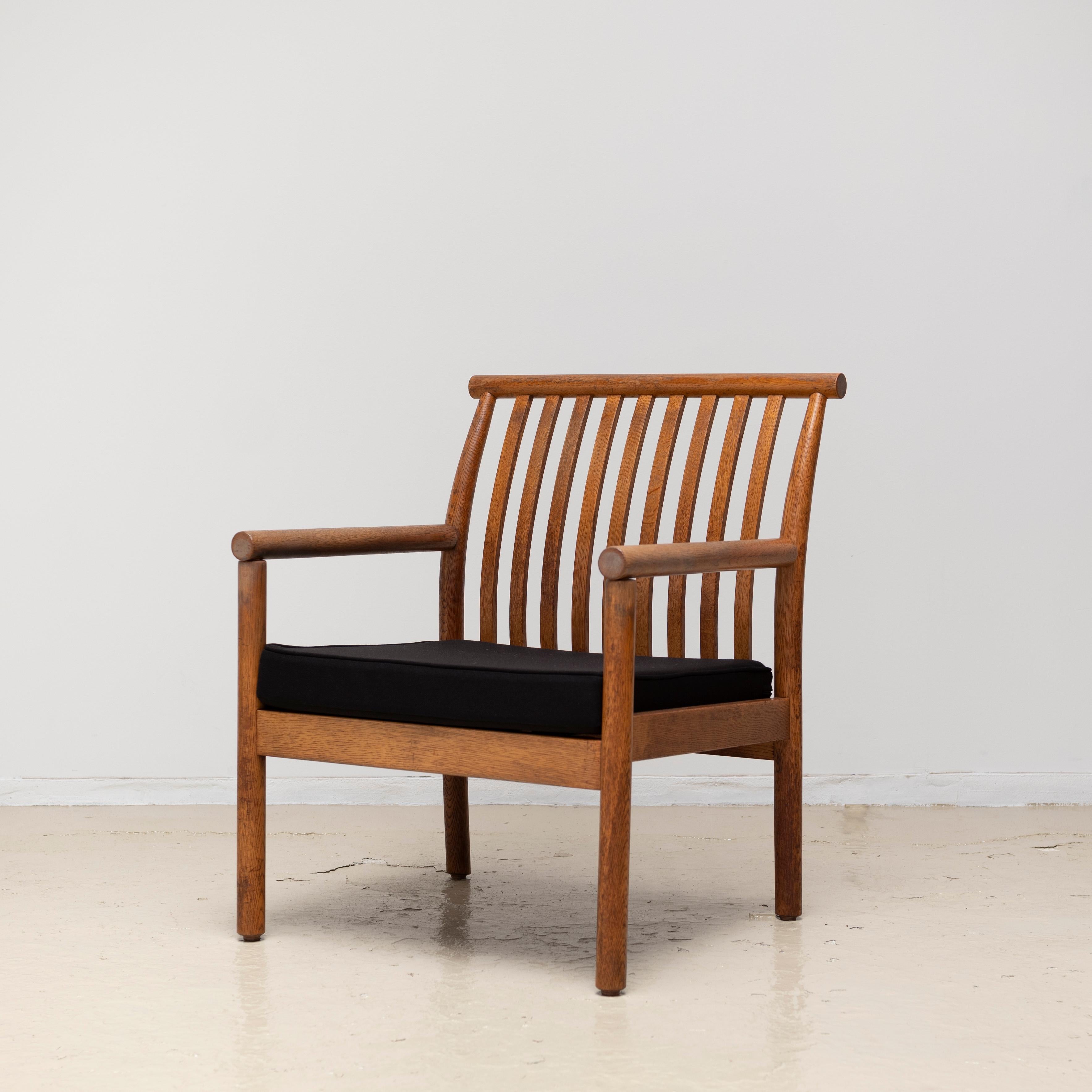 A lounge chair designed by Isamu Kenmochi in 1960s.
The manufacturer, Akita Mokko, is an experts of the bentwood technique.
The curve of the spokes of the back is very beautiful.
The cushion in dark brown color is new.