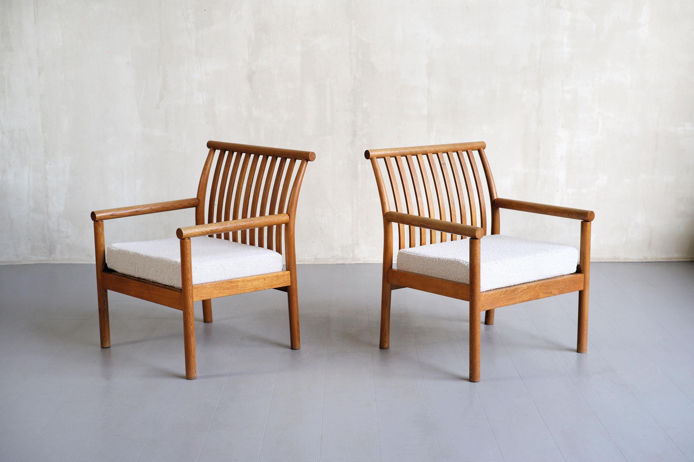 Metà XX secolo Isamu Kenmochi, Coppia di poltrone curve in Oak, Giappone, 1960 in vendita
