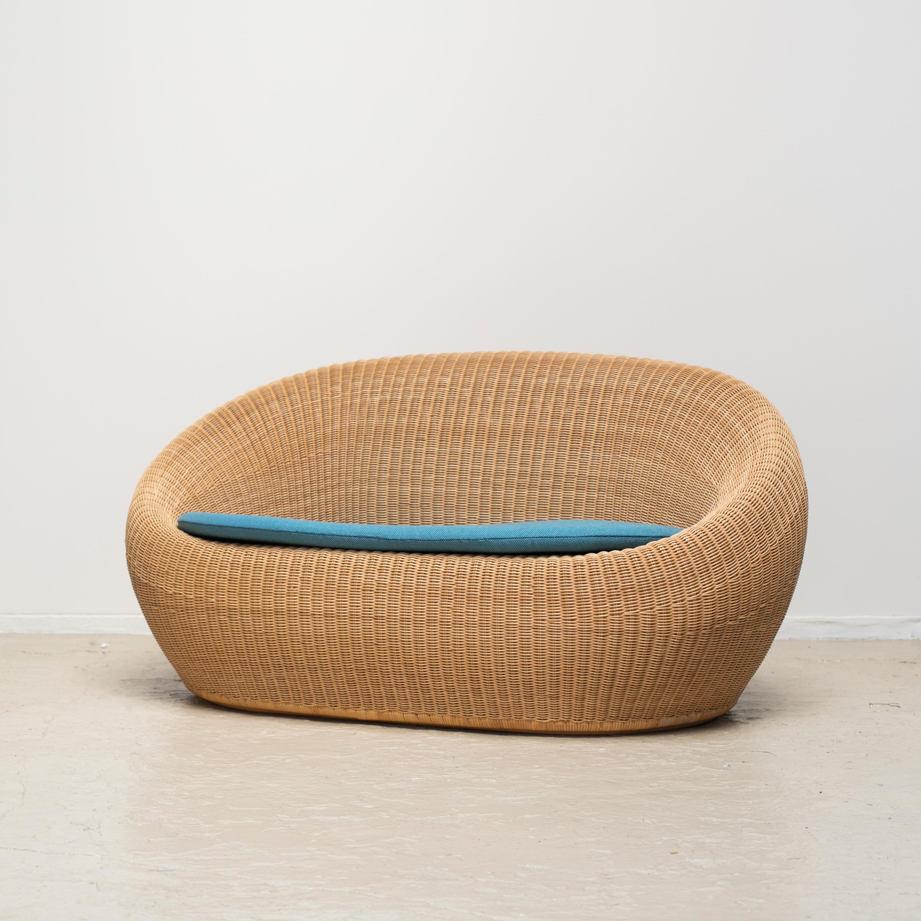 Rattan loveseat designed by Isamu Kenmochi.
Manufactured by YMK in the early 2000s.
A cushion is newly made for this.