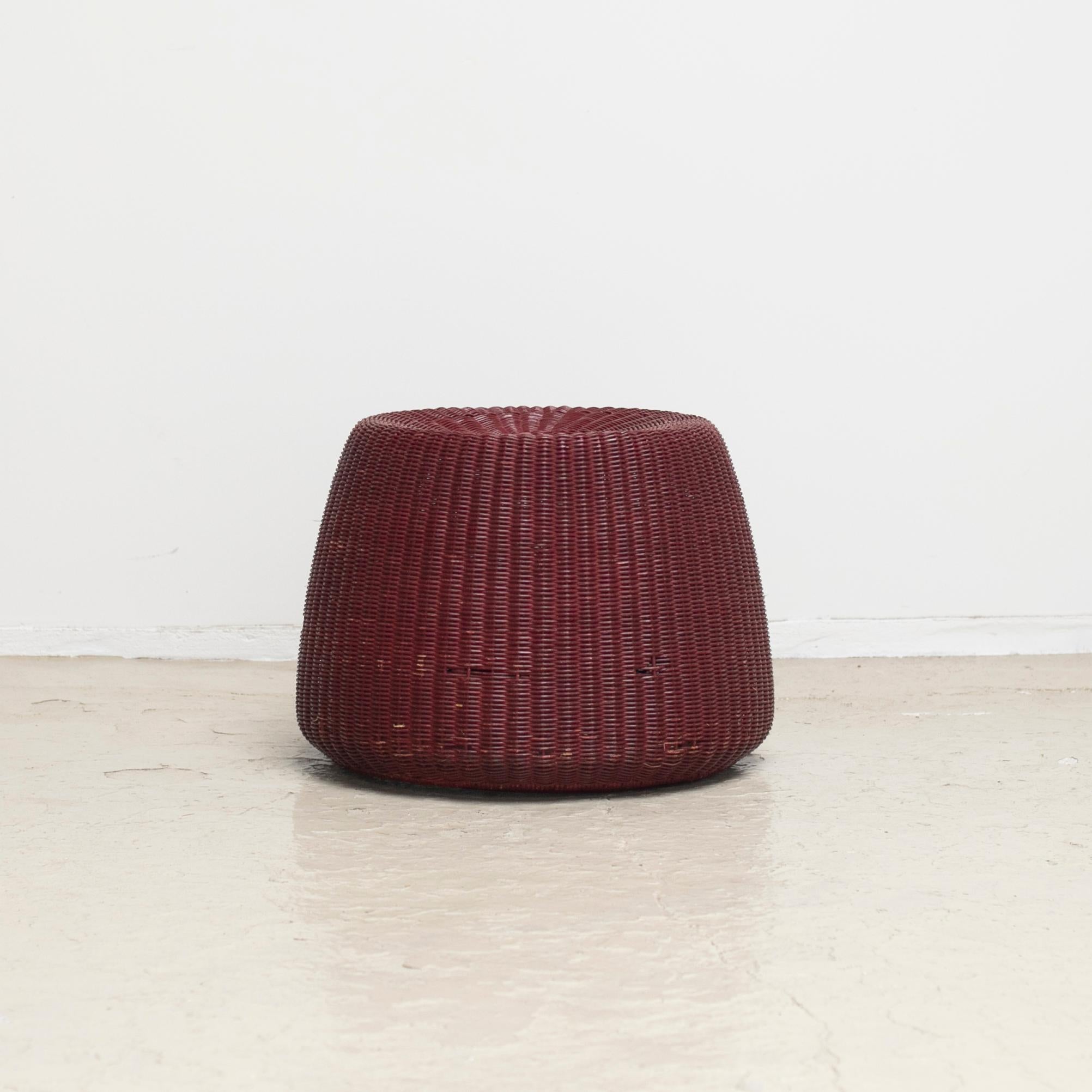 Rattan stool designed by Isamu Kenmochi for Yamakawa Ratan.
Painted in purplish red color.
Good vintage condition.