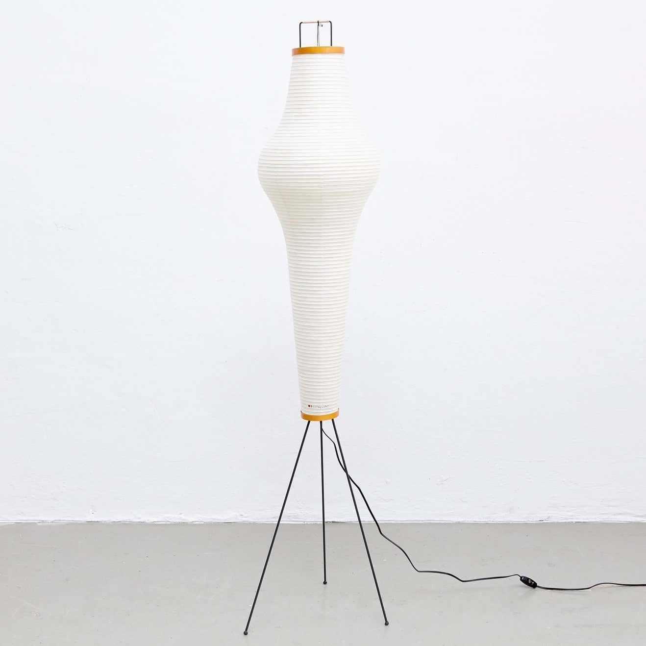 Floor lamp, model 14A, designed by Isamu Noguchi.
Manufactured by Ozeki & Company Ltd. (Japan.)
Bamboo ribbing structure covered by washi paper manufactured according to the traditional procedures.

In good vintage condition.

Edition signed