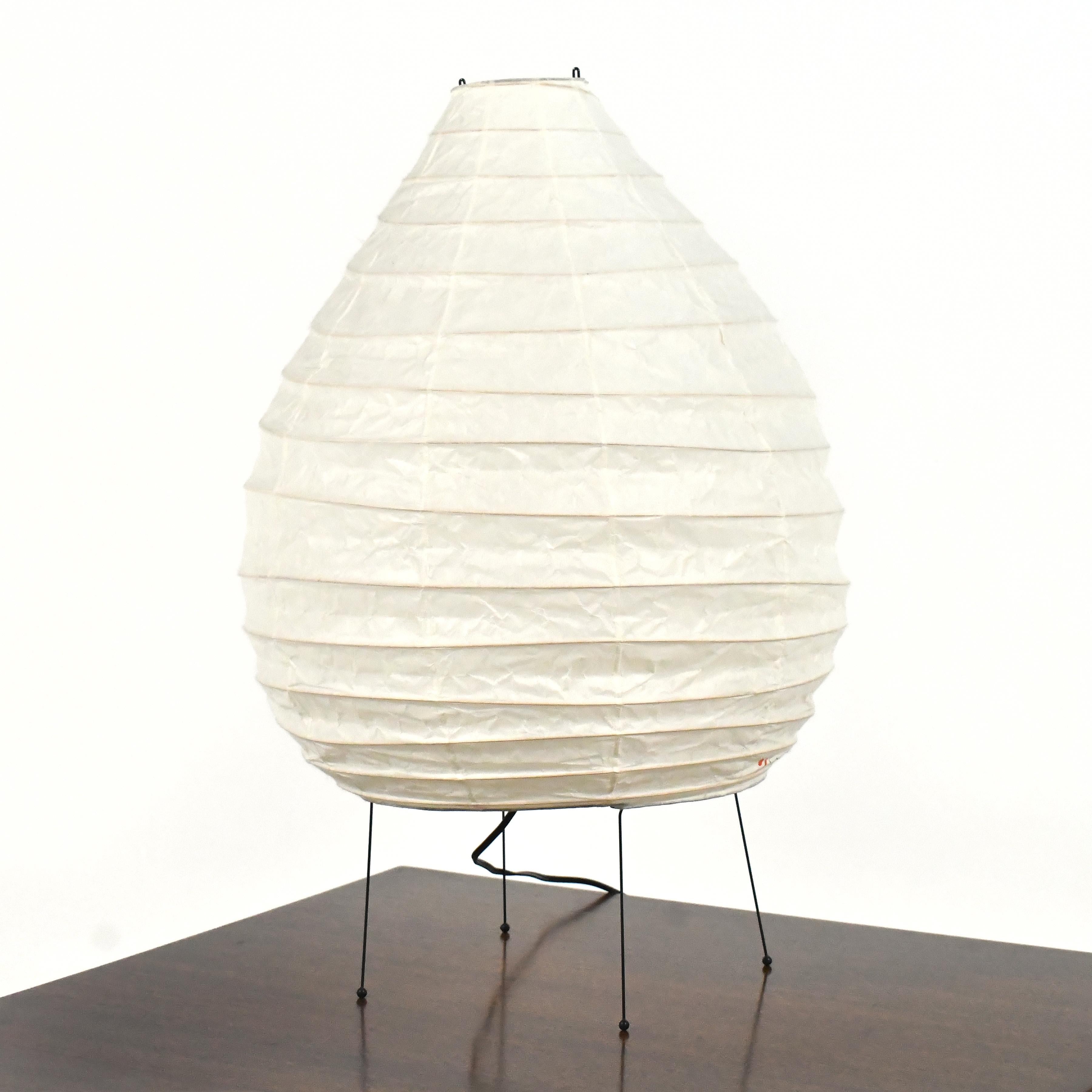 Noguchi disegnò una serie di lampade a partire dagli anni '50, questa Akari 22N disegnata nel 1968 è un bellissimo esempio delle sue 