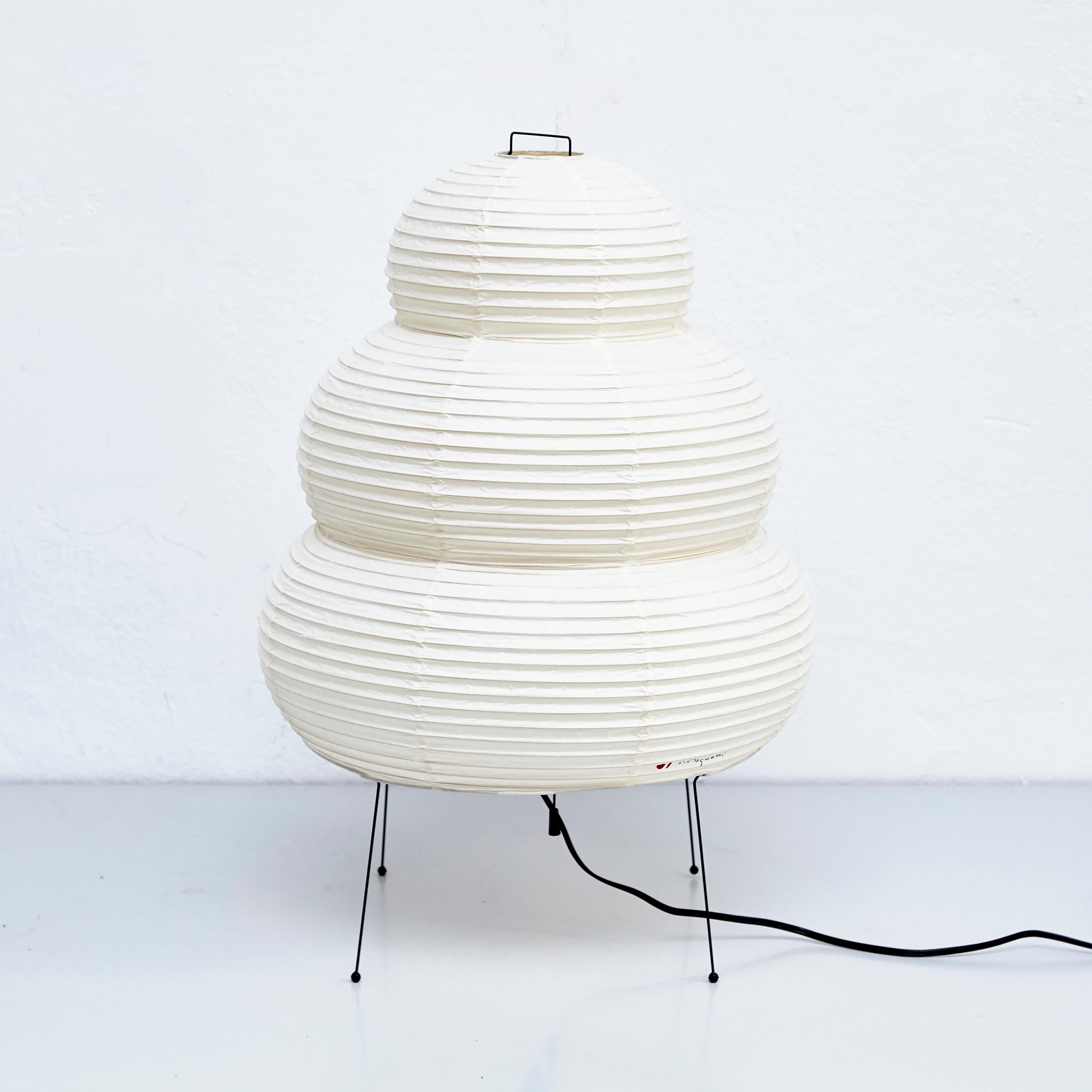 Ceiling lamp, designed by Isamu Noguchi.
Manufactured by Ozeki & Company Ltd. (Japan.)
Bamboo ribbing structure covered by washi paper manufactured according to the traditional procedures.

In good vintage condition.

Edition signed with
