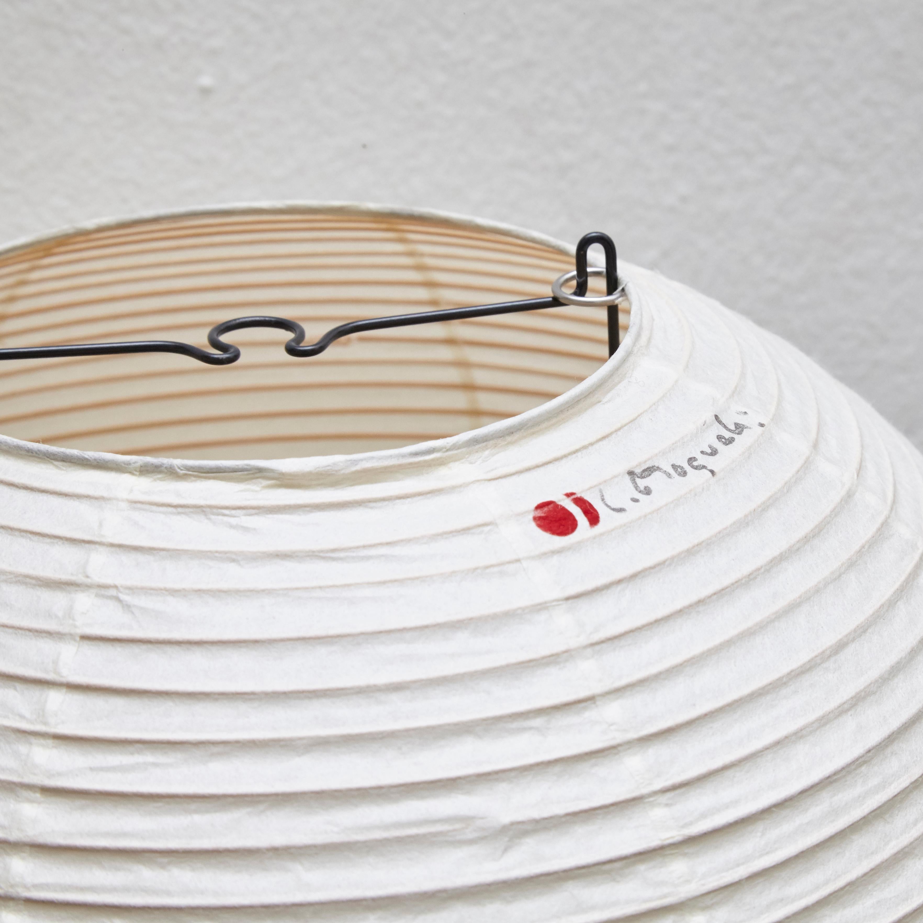 Ceiling lamp, designed by Isamu Noguchi.
Manufactured by Ozeki & Company Ltd. (Japan.)
Bamboo ribbing structure covered by washi paper manufactured according to the traditional procedures.

In good vintage condition.

Edition signed with