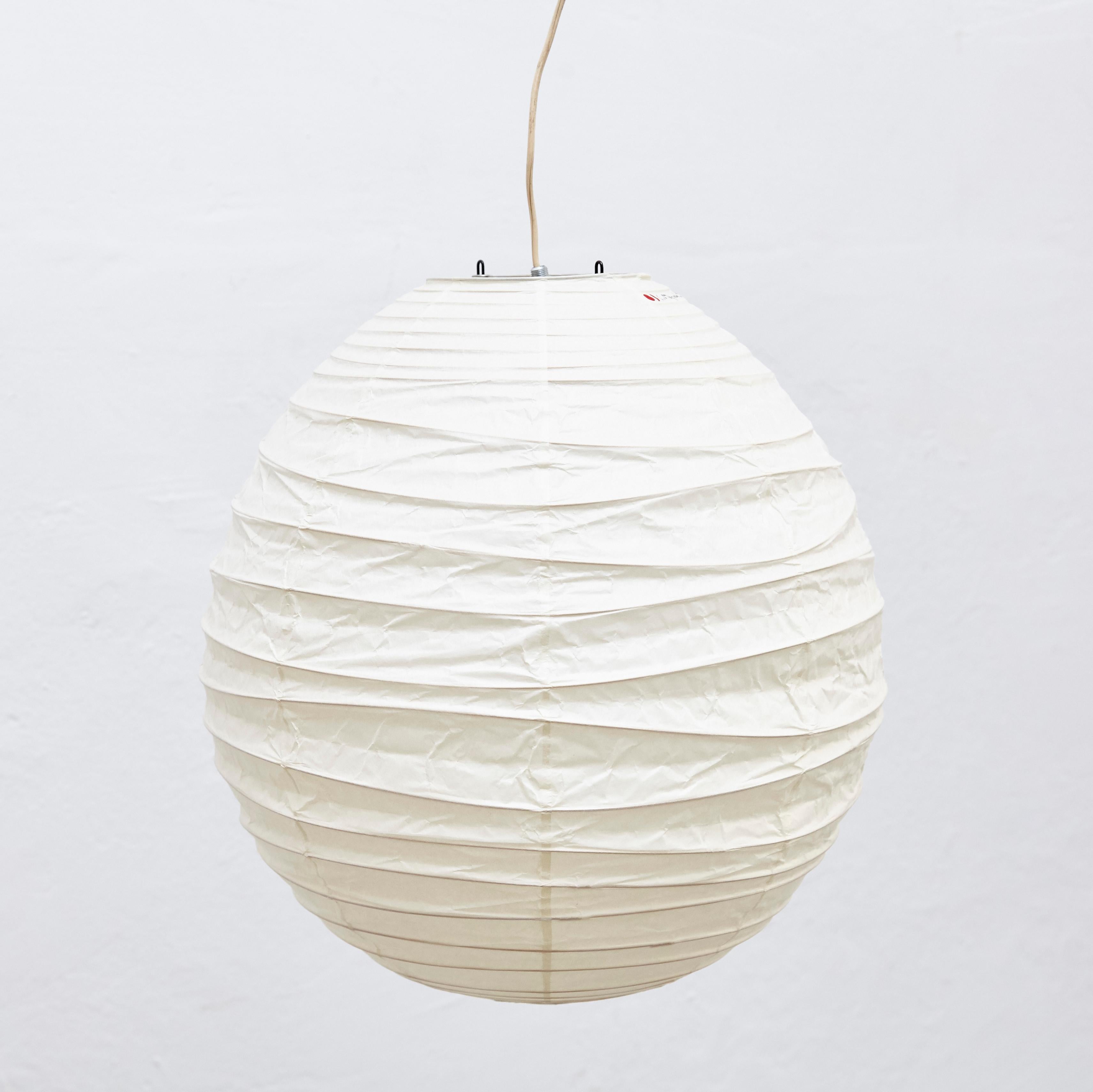 40DL ceiling lamp, designed by Isamu Noguchi.
Manufactured by Ozeki & Company Ltd. (Japan.)
Bamboo ribbing structure covered by washi paper manufactured according to the traditional procedures.

In good vintage condition.

Edition signed with