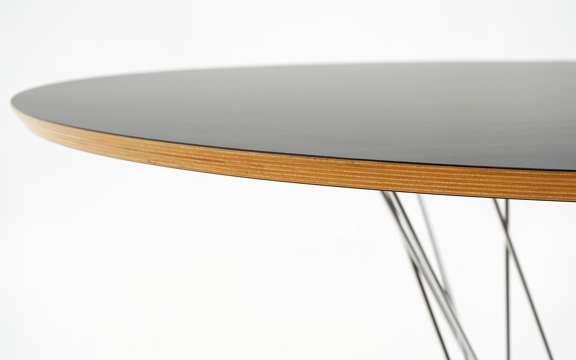 Américain Table de salle à manger Cyclone en stratifié noir et chrome d'Isamu Noguchi, signée