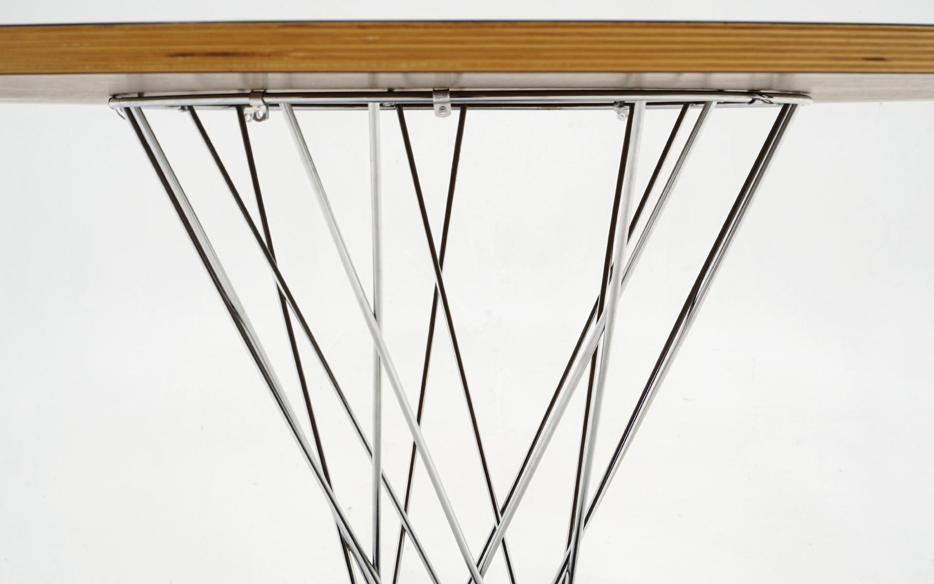 XXIe siècle et contemporain Table de salle à manger Cyclone en stratifié noir et chrome d'Isamu Noguchi, signée